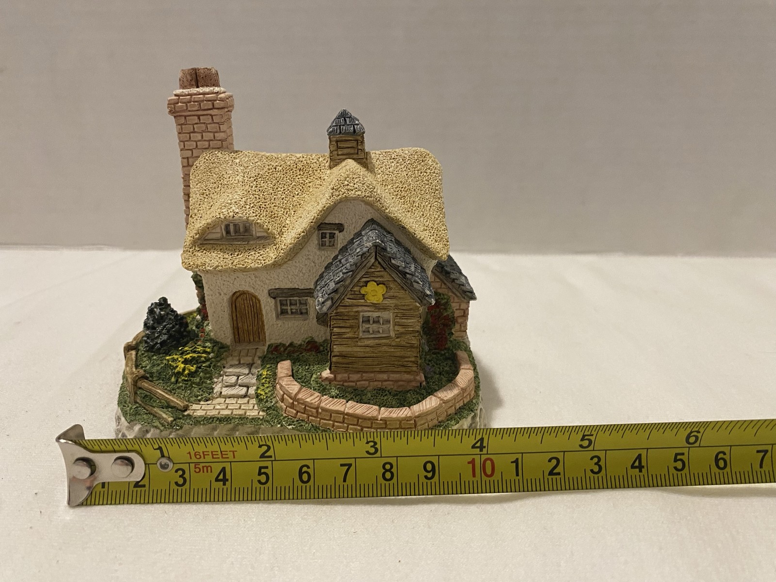 David Winter Buttercup Cottage Hand Painted Ceramic Miniature House 1995