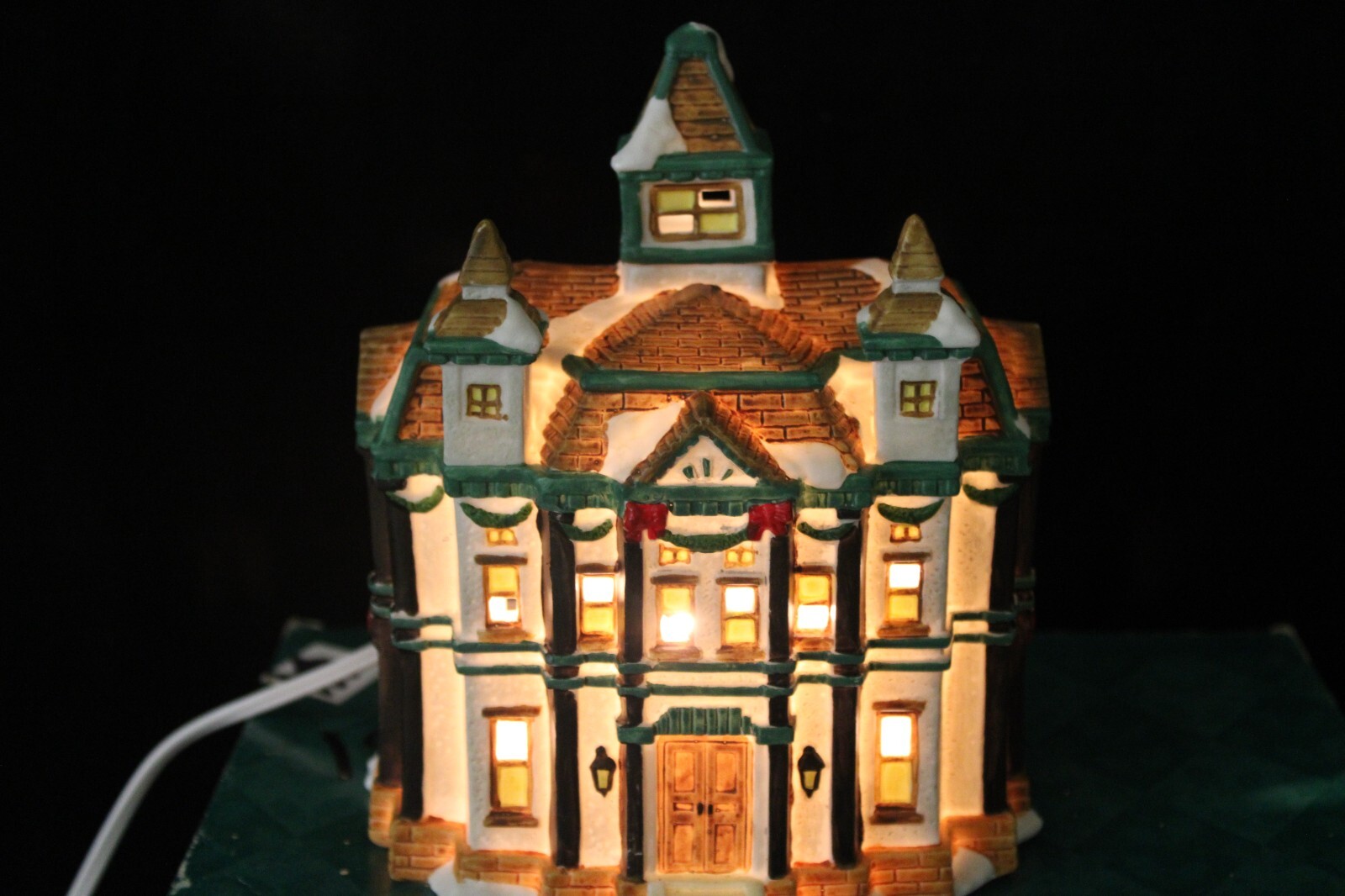 1999 Grandeur Noel Victorian Lighted Christmas Porcelain