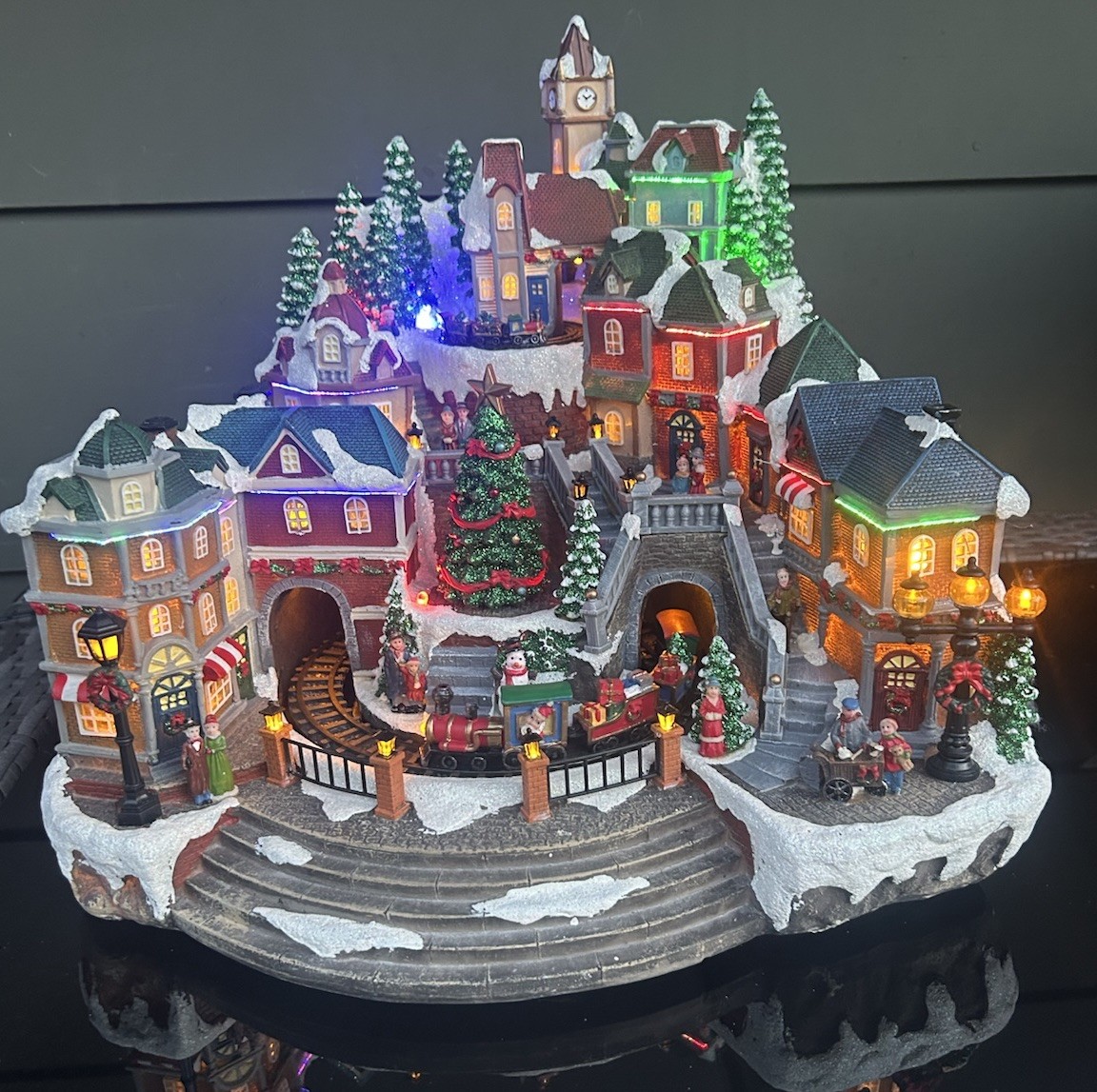 CHRISTMAS ANIMATED VILLAGE W/ Lights & Music. Works Great. Beautiful
