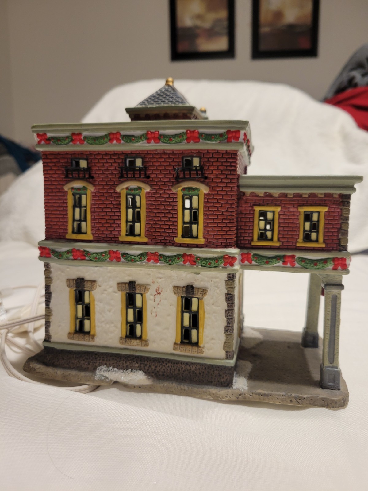 2003 St Nicolas Square Christmas Village Christmas Station Lighted Building