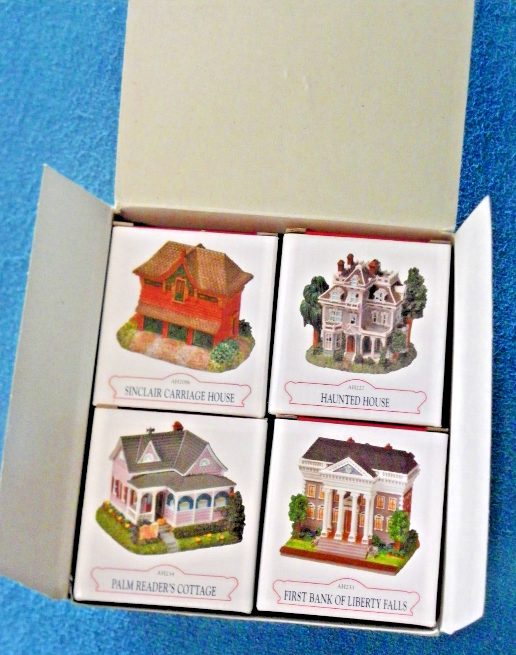 Liberty Falls Village Set w/Free Sinclair Carriage House 2001 Unused in Box