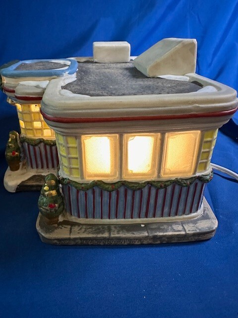 Retro Ville SANTA’S WORKBENCH Pop’s Diner LIGHT Christmas VILLAGE Figurine HOUSE