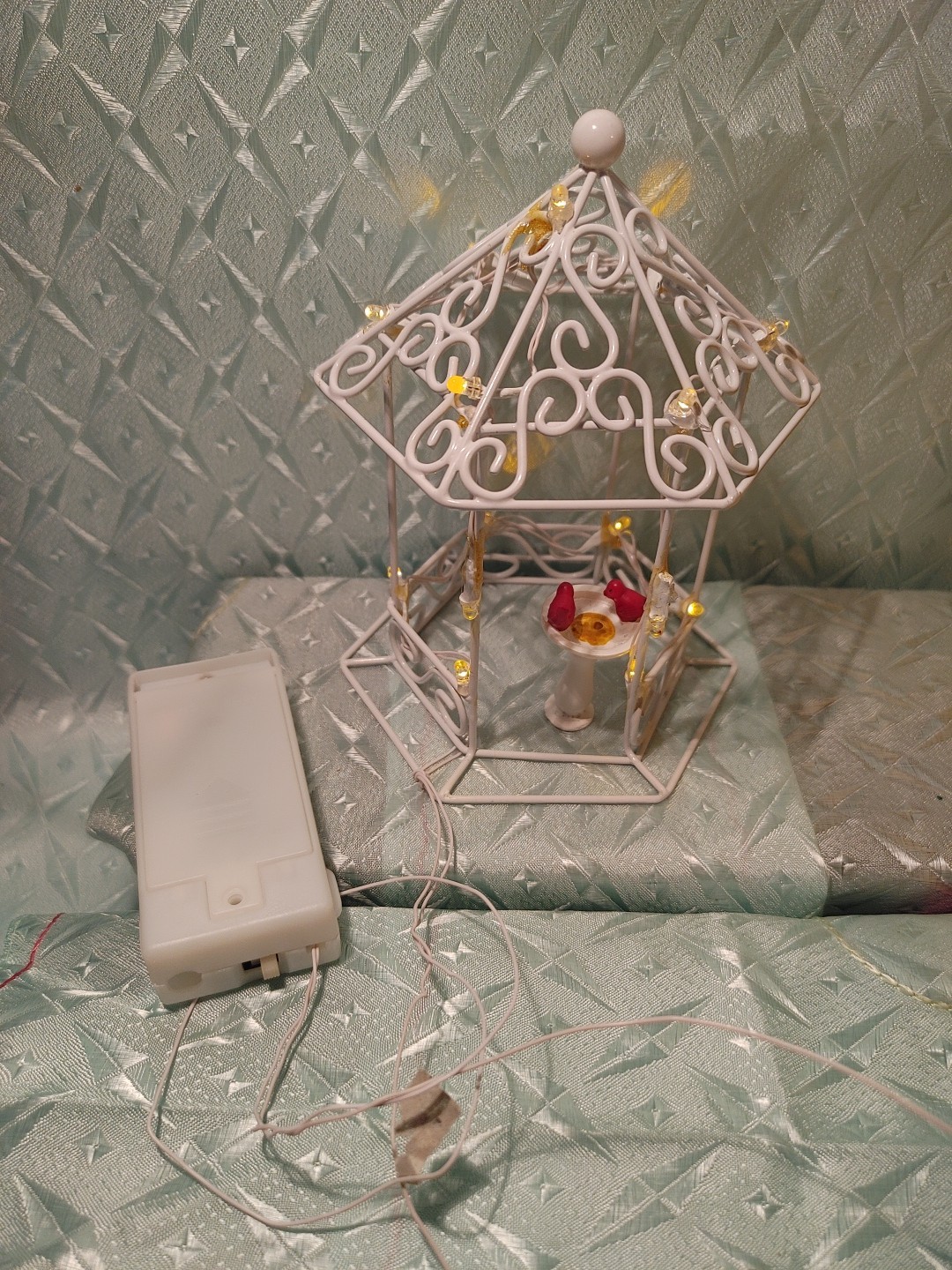 Santa’s Workbench 2002 Battery Operated Lighted Gazebo TESTED New Batteries