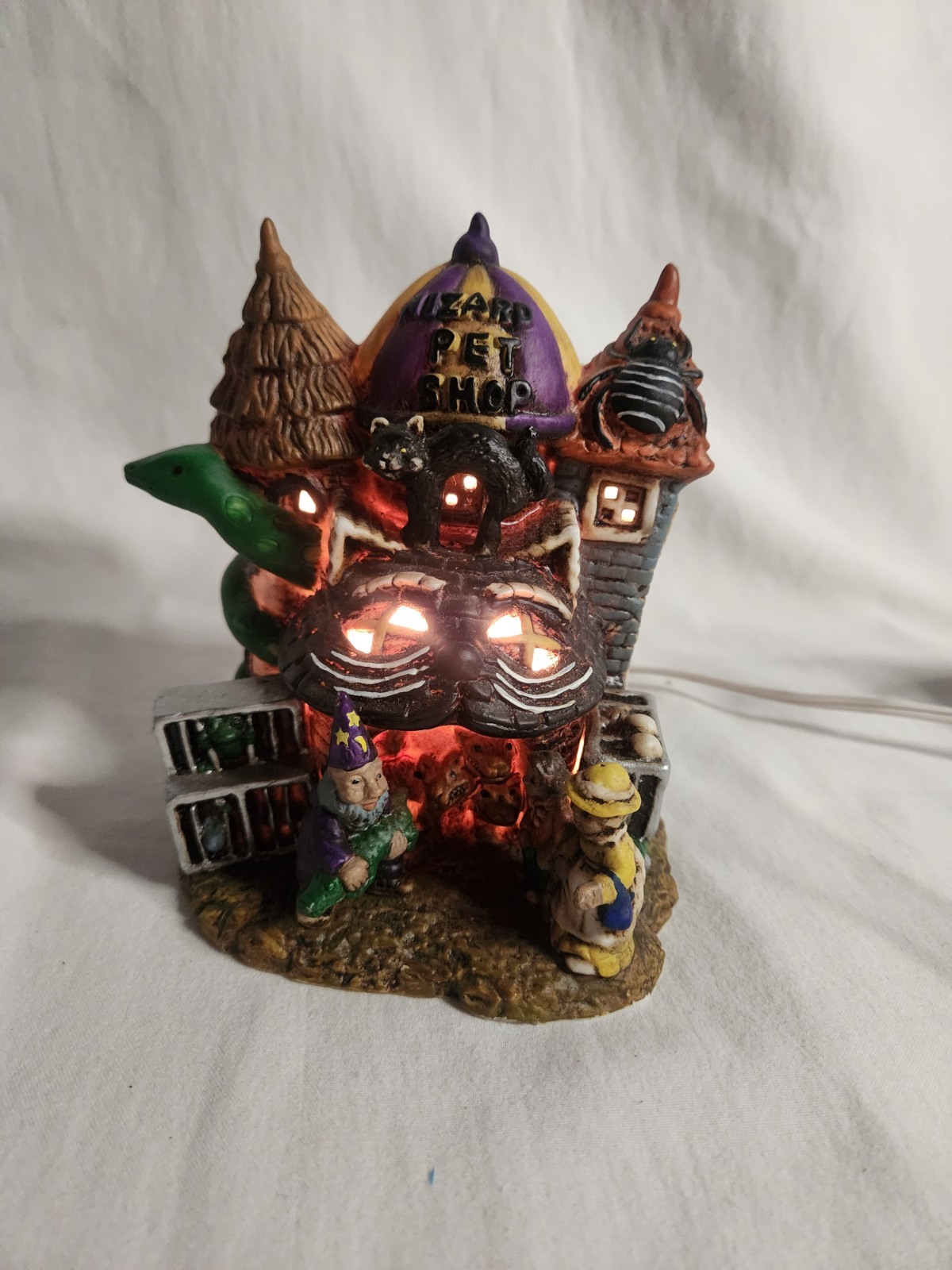 Spooky Hollow WIZARD PET SHOP Halloween Lighted House ceramic figure