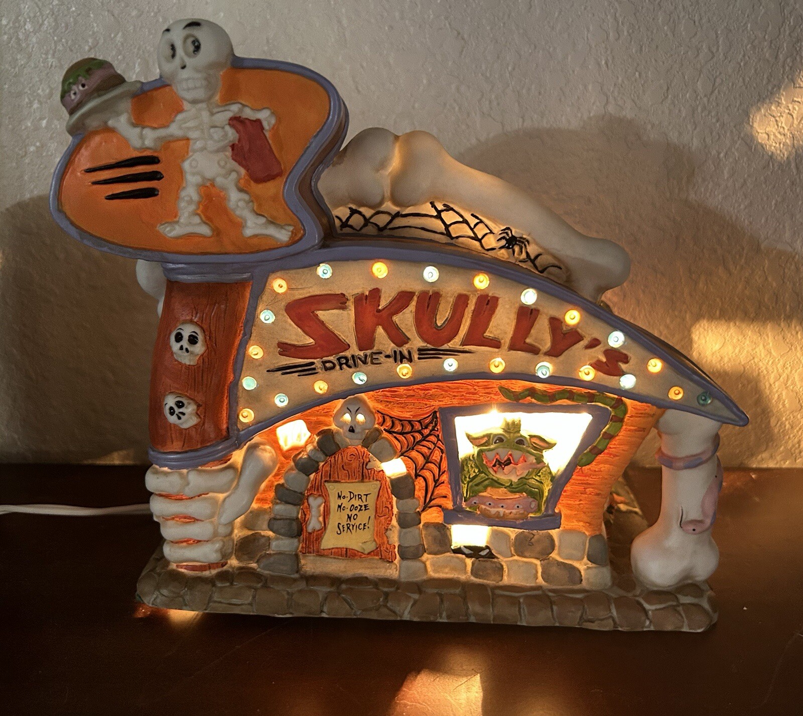 Vintage 2000 Creepy Hollow Drive-Up Diner Skully’s Drive-In. Works.