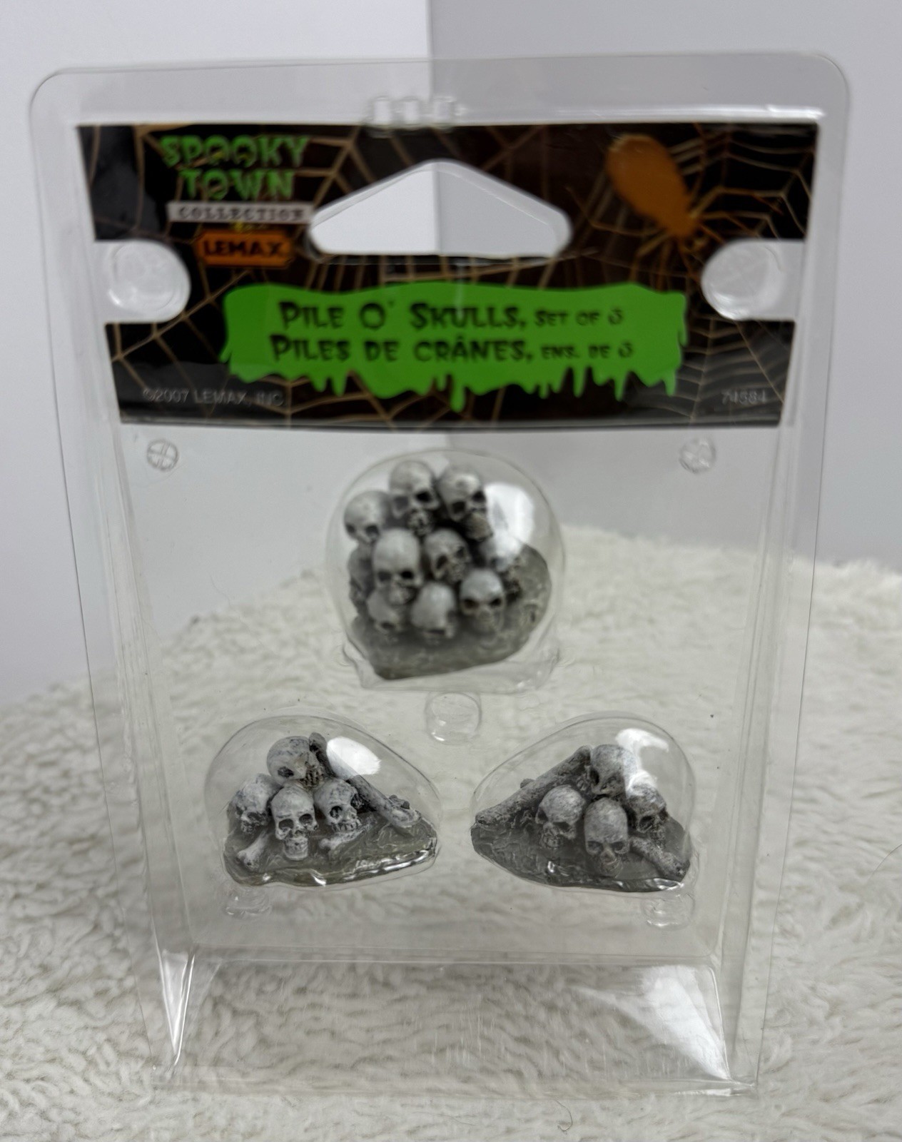 Lemax Spooky Town Halloween Faceless Ghoul Mailbox Pile Skulls 04168 74584 02778