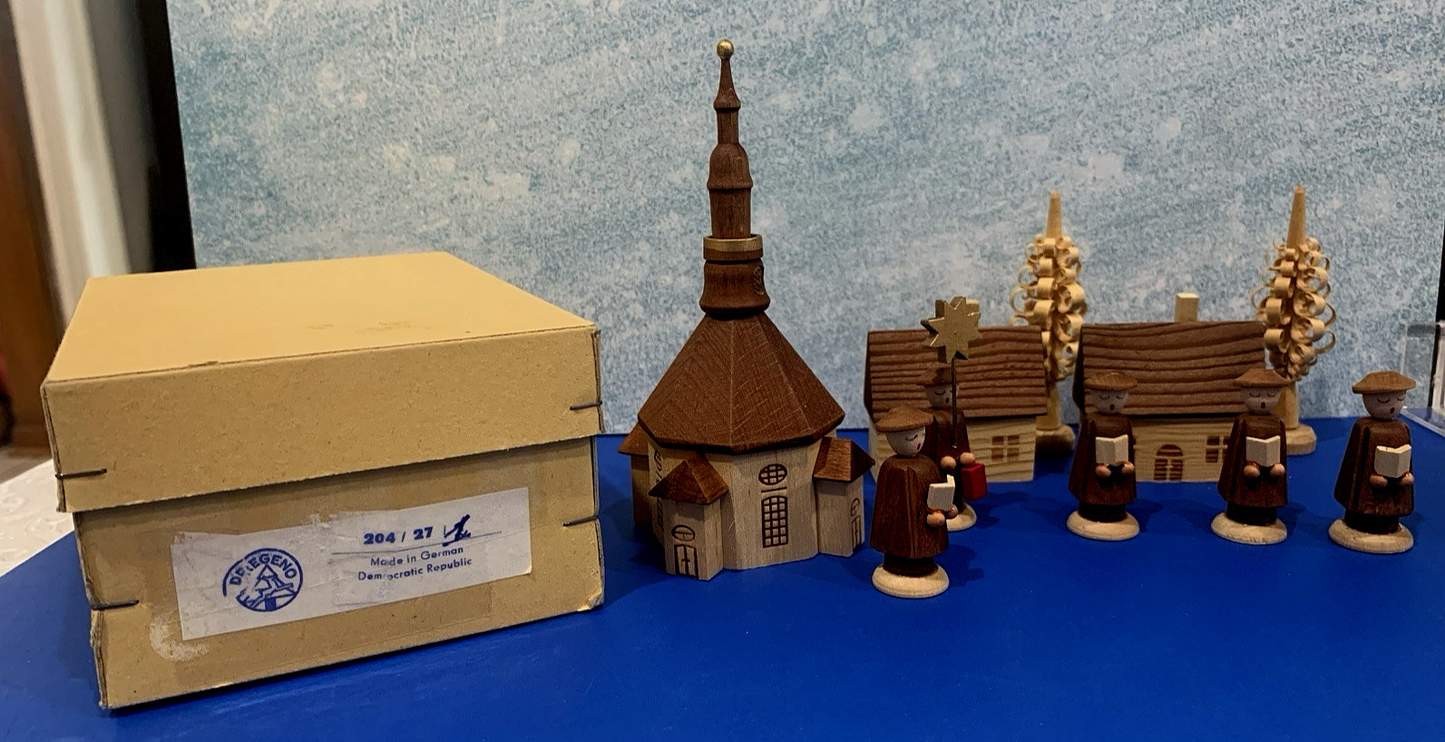 GDR East Germany Dregeno Hand Carved Seiffen Church & Carolers w Box 10 Pieces