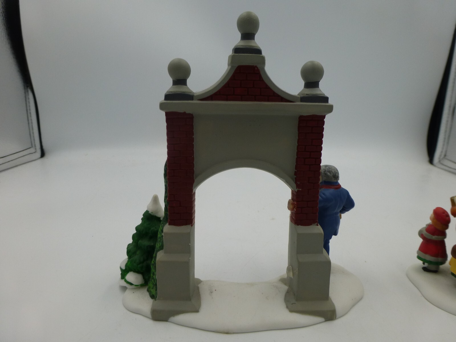 Dept 56 -‘Caroling Thru the City’ 3 Figures 5548-4, ‘Key to the City’ 5889-3 etc