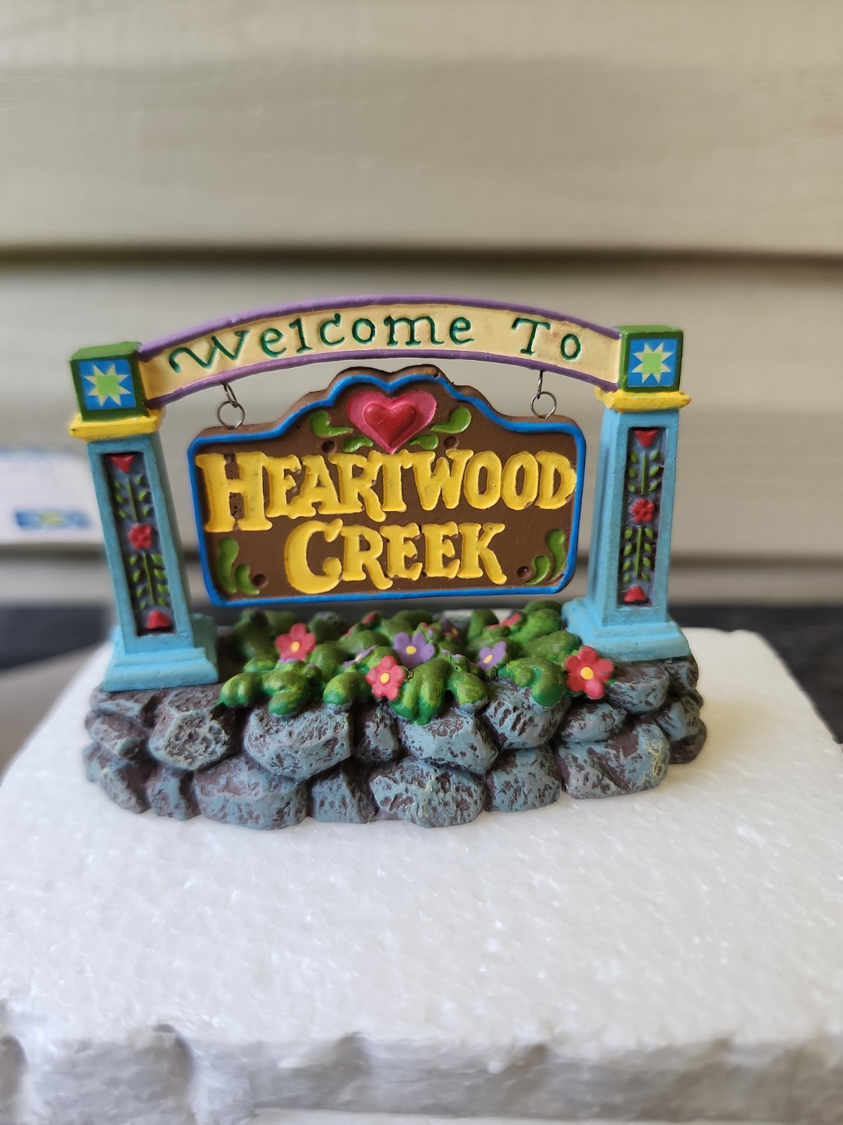 DEPT 56 NEW ENGLAND JIM SHORE Accessory WELCOME TO HEARTWOOD CREEK SIGN w/ box