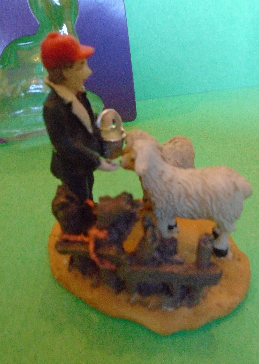 Feeding Sheep Figurine 2 3/4″ x 2 1/4 ‘ x 2 1/4″ 2007 Country Charm Collect NIP
