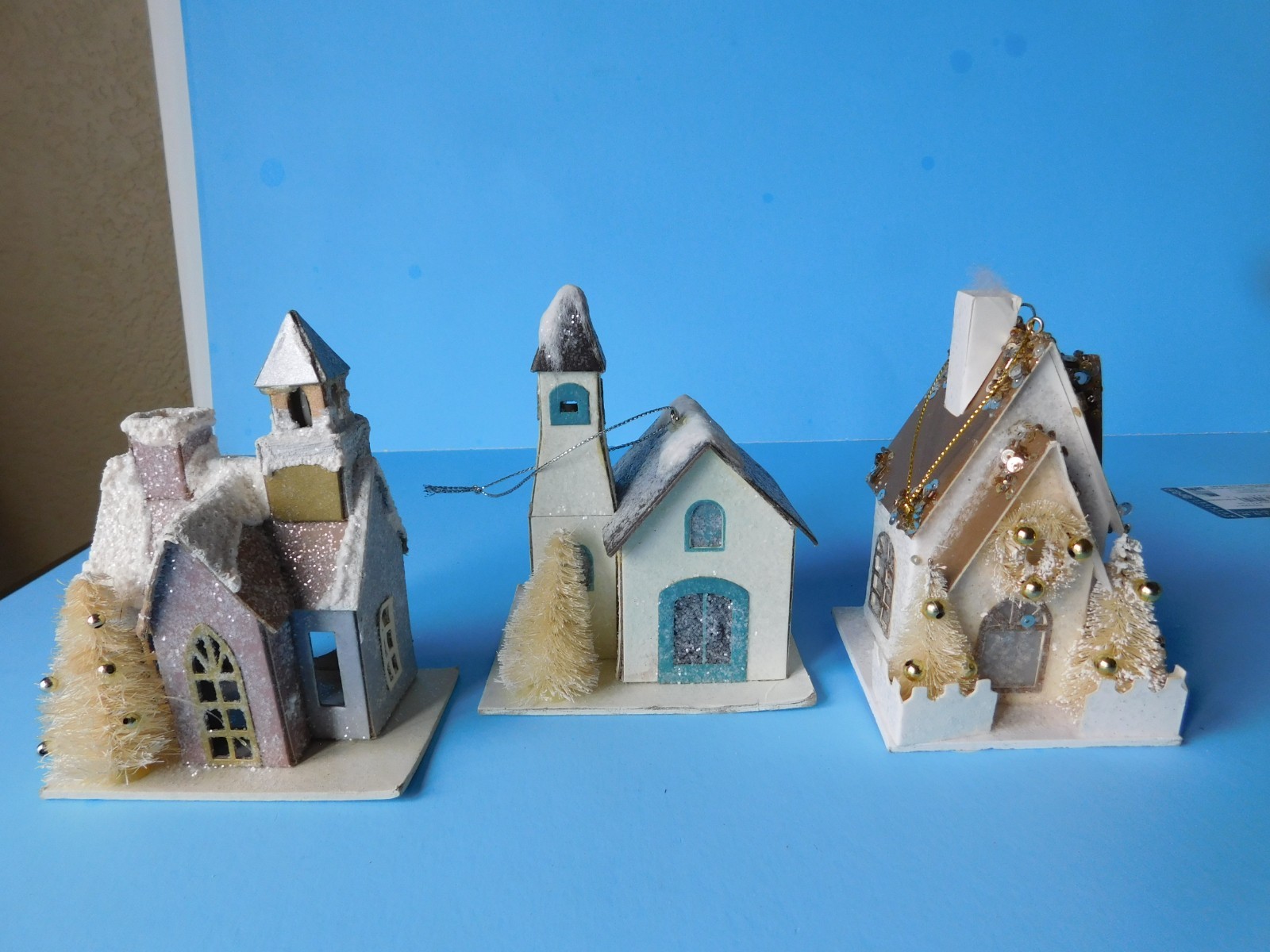 3 CARDBOARD VILLAGE HOUSES ARE DECORATED WITH GLITTER & LIGHT UP + 3 ORNAMENTS