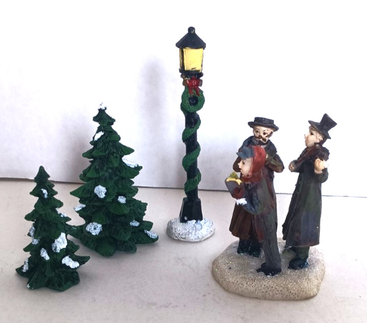 SATURDAY EVENING POST 4 PIECE POLYRESIN WINTER SCENE ACCESSORY SET WITH BOX