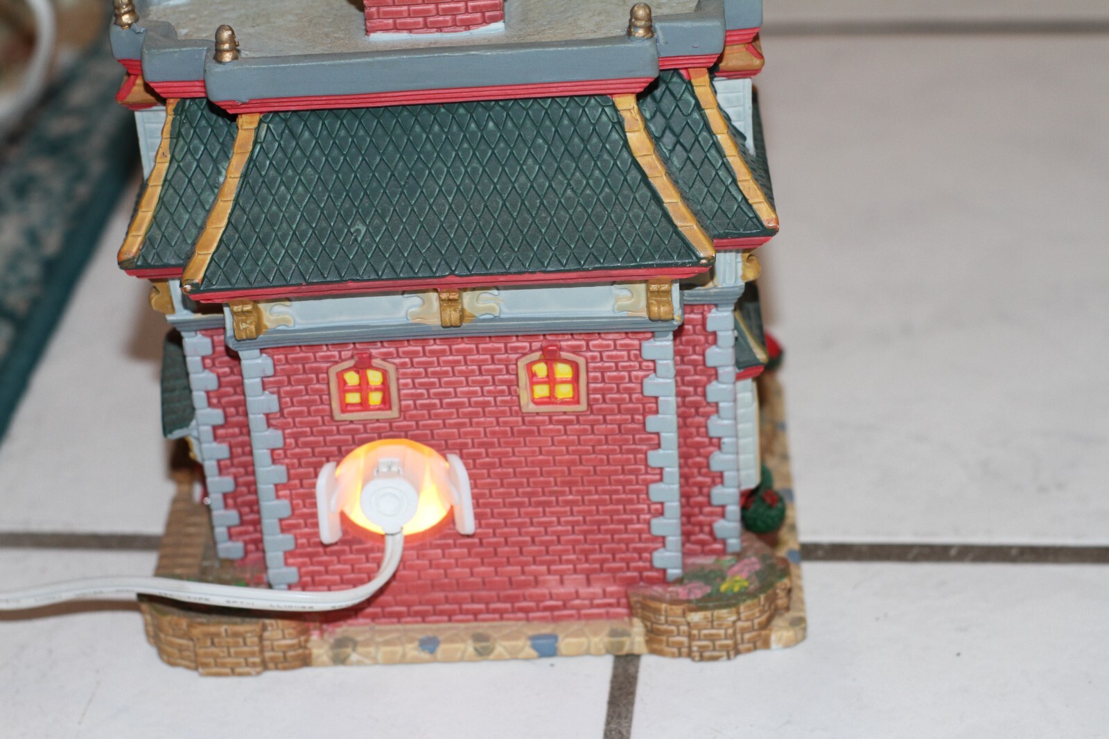 Lemax Lighted Building Caddington Village “Claire’s Card Shop” 2008 in box