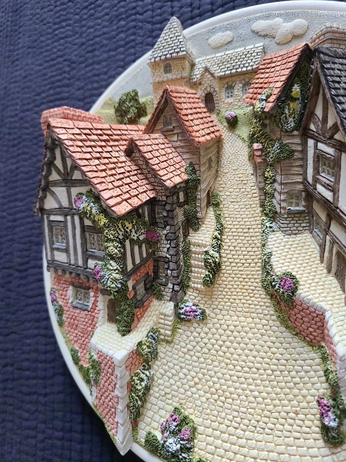 David Winter Cottages – Collector’s Guild Piece – 3D Plaque – Cobblestone Street