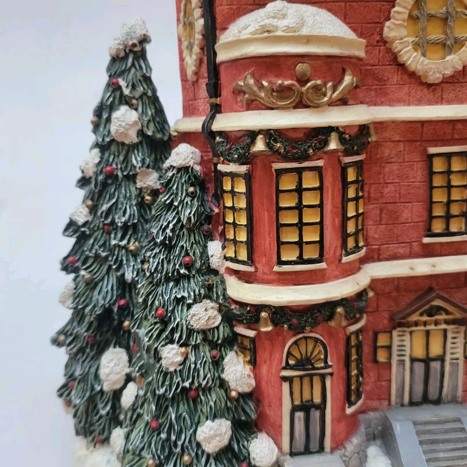 Holiday Brownstone House Christmas Holiday Trees Decor Wind Up Musical Display