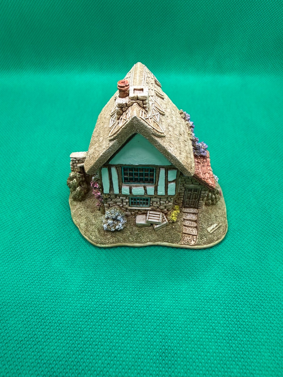 Lilliput Lane – Symbol of Membership “The Toy Box” – #L2684 – 2004/2005