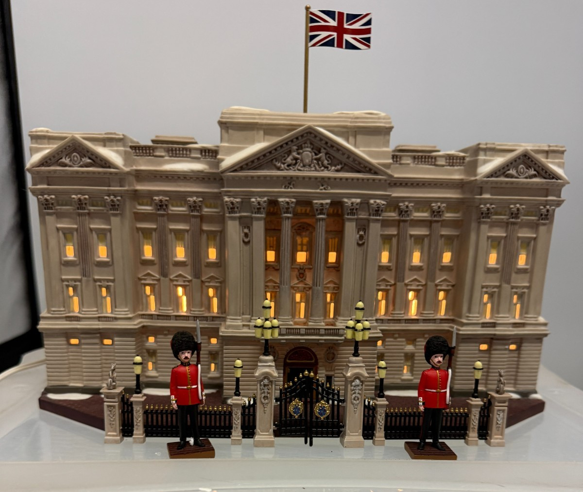 Dept 56 Buckingham Palace 58736 Landmark Historical Series Number 03837/ 12000