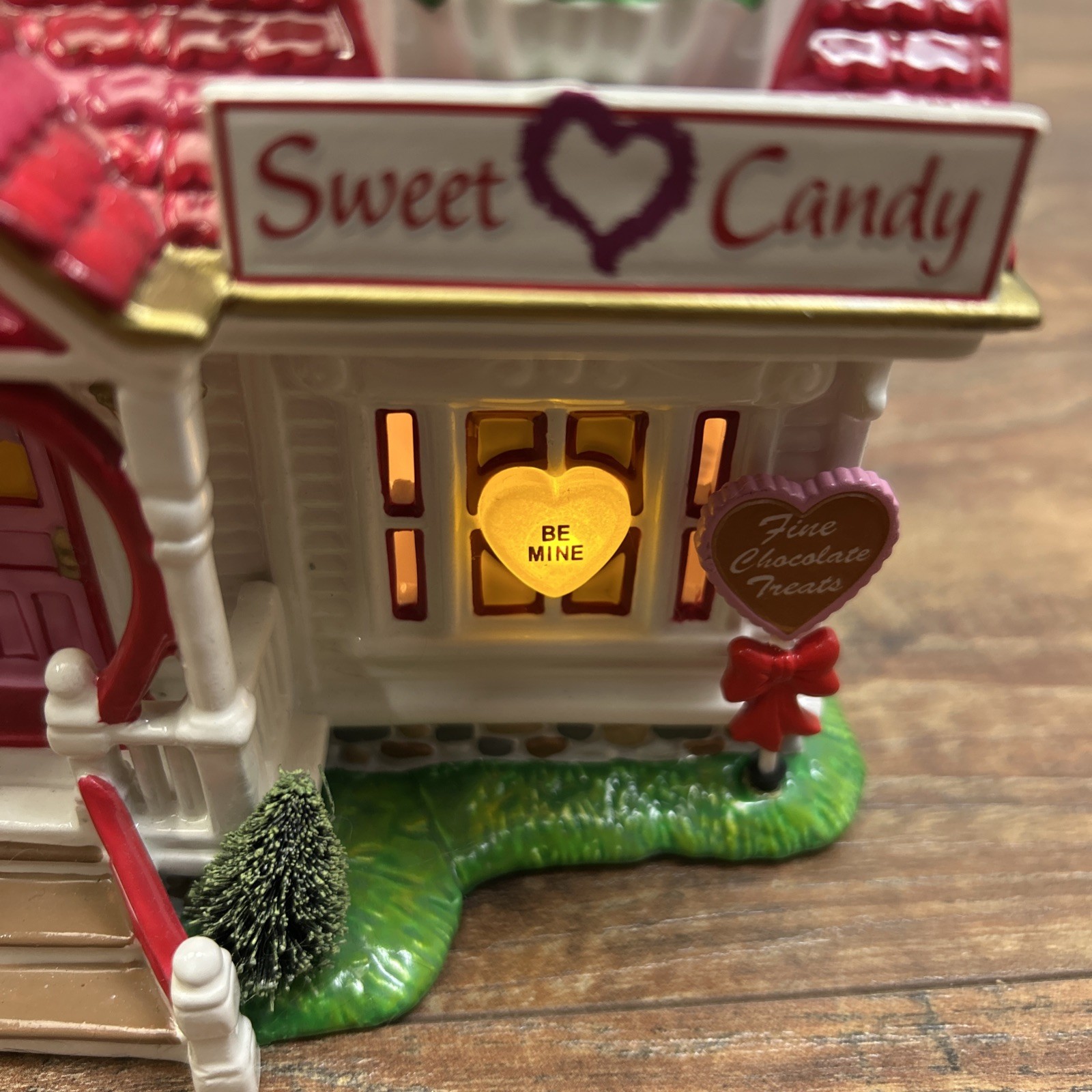 Retired Dept 56 Valentine Village Sweetheart Candy Shop w/Flashing Heart Lights*