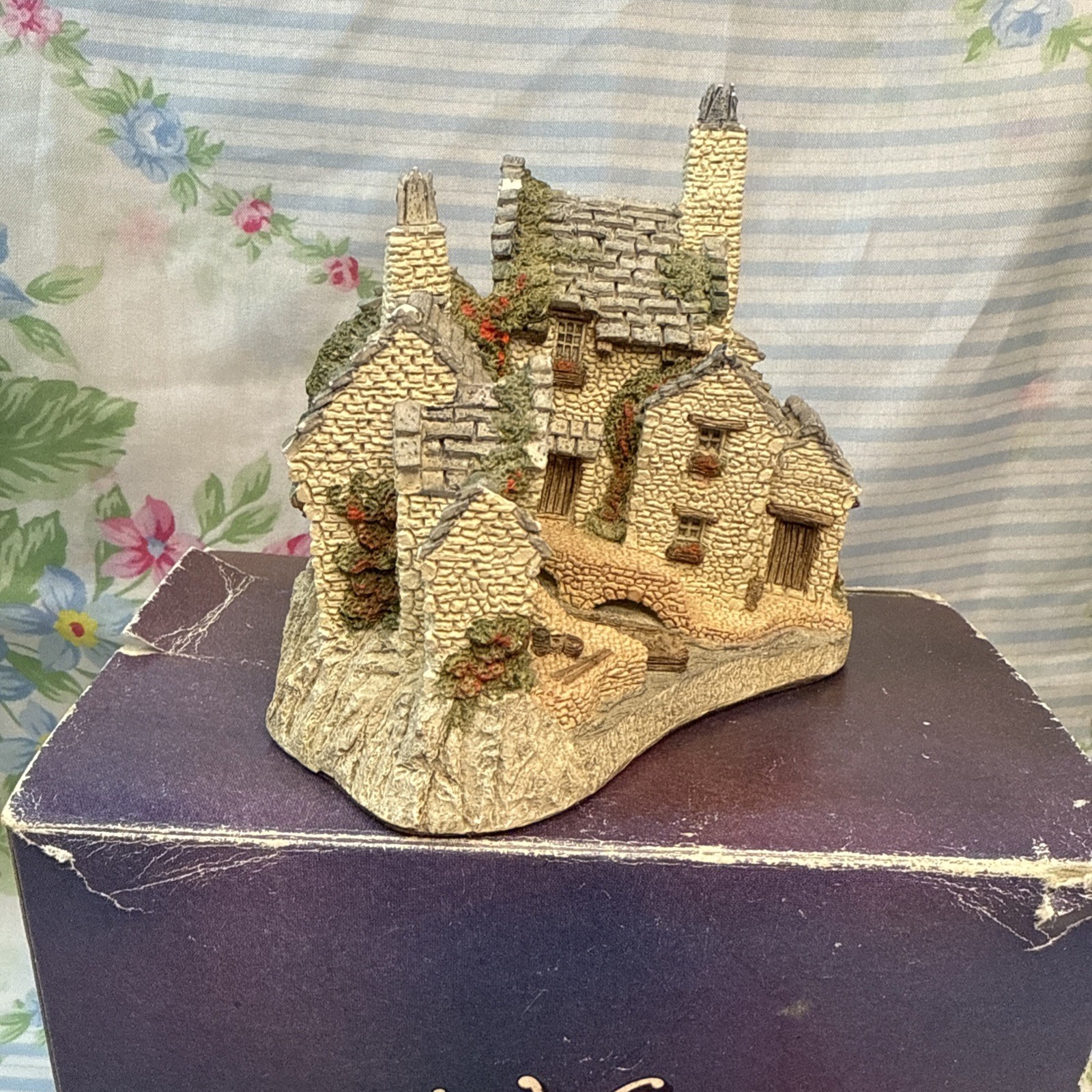 David Winter Cottages “The Fisherman’s Wharf” 1983 Hand painted 4” Figurine