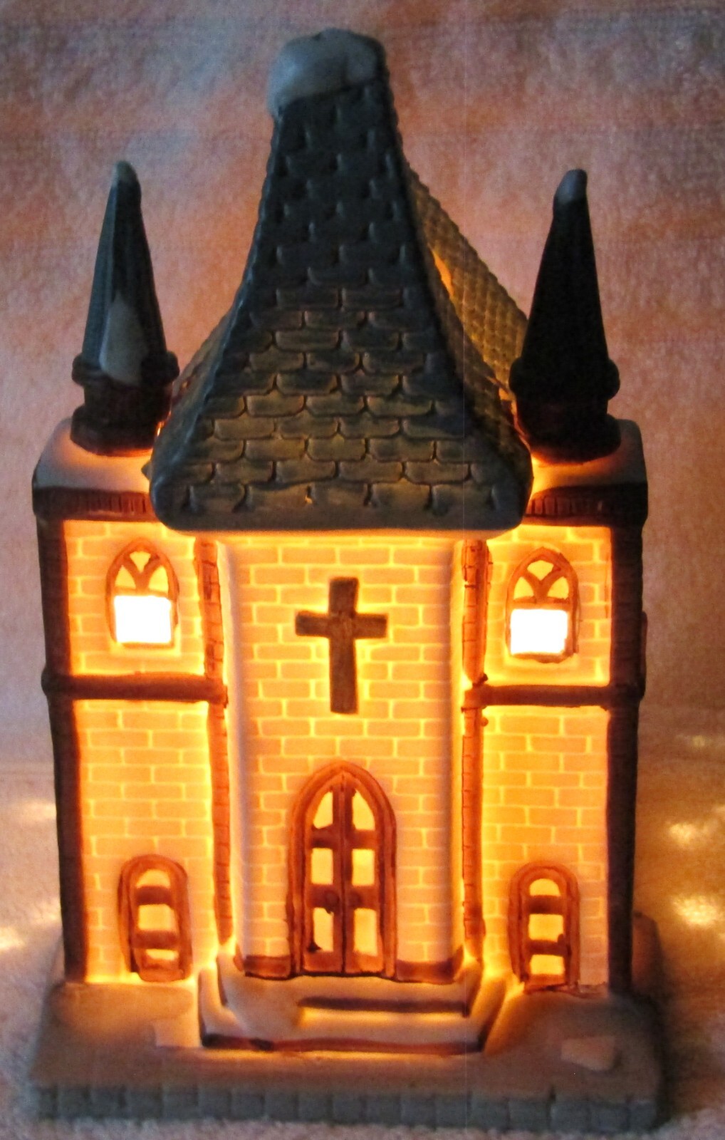 Dickens Collectables Lighted Porcelain Church.