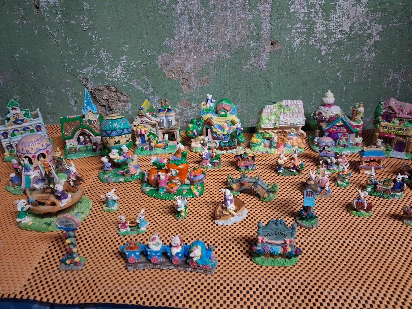Lot Of 36 Jellybean Junction & Hoppy Hollow Easter Village Houses & Figurines