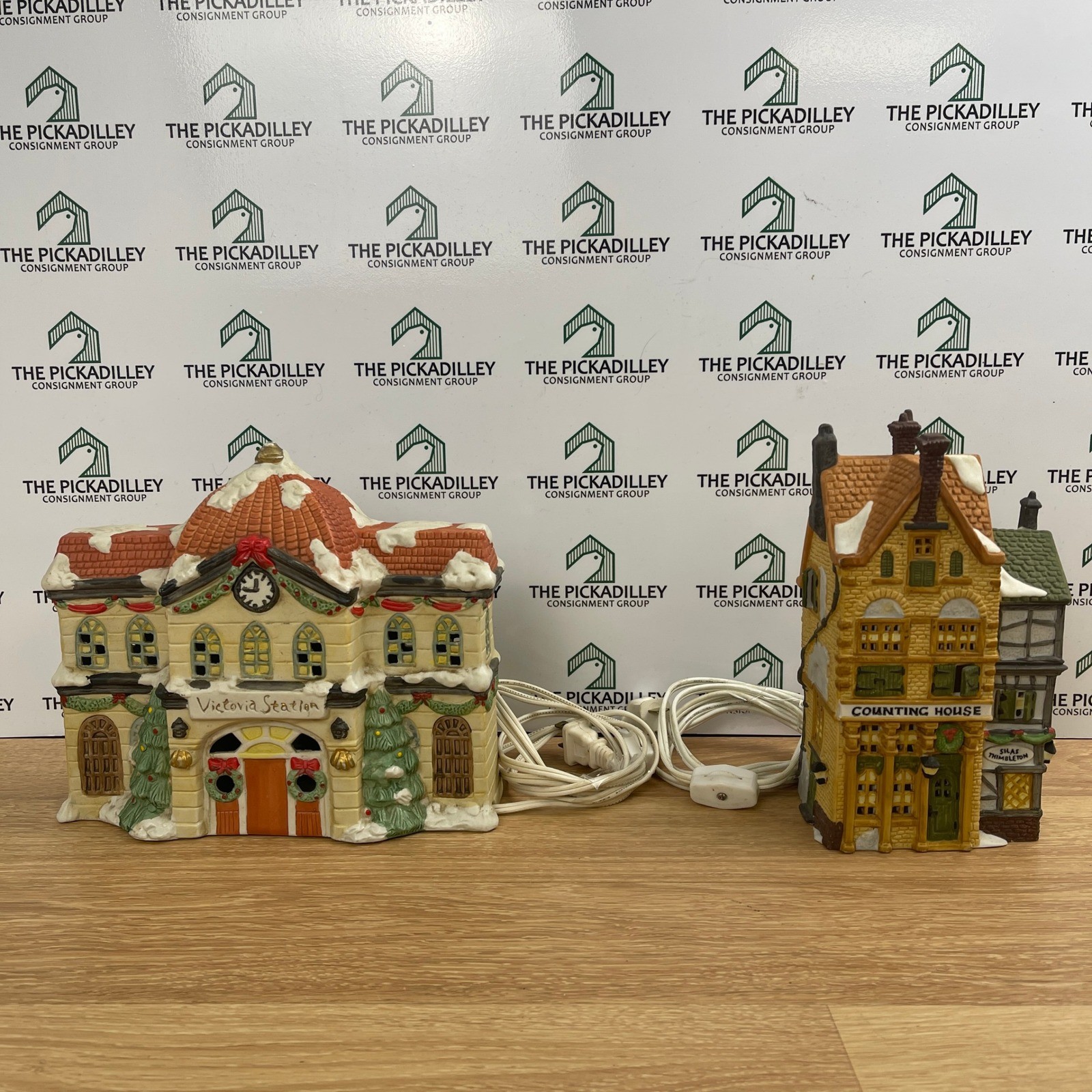 Dept 56 Dickens Village Victoria Station & Counting House Lighted Buildings Set
