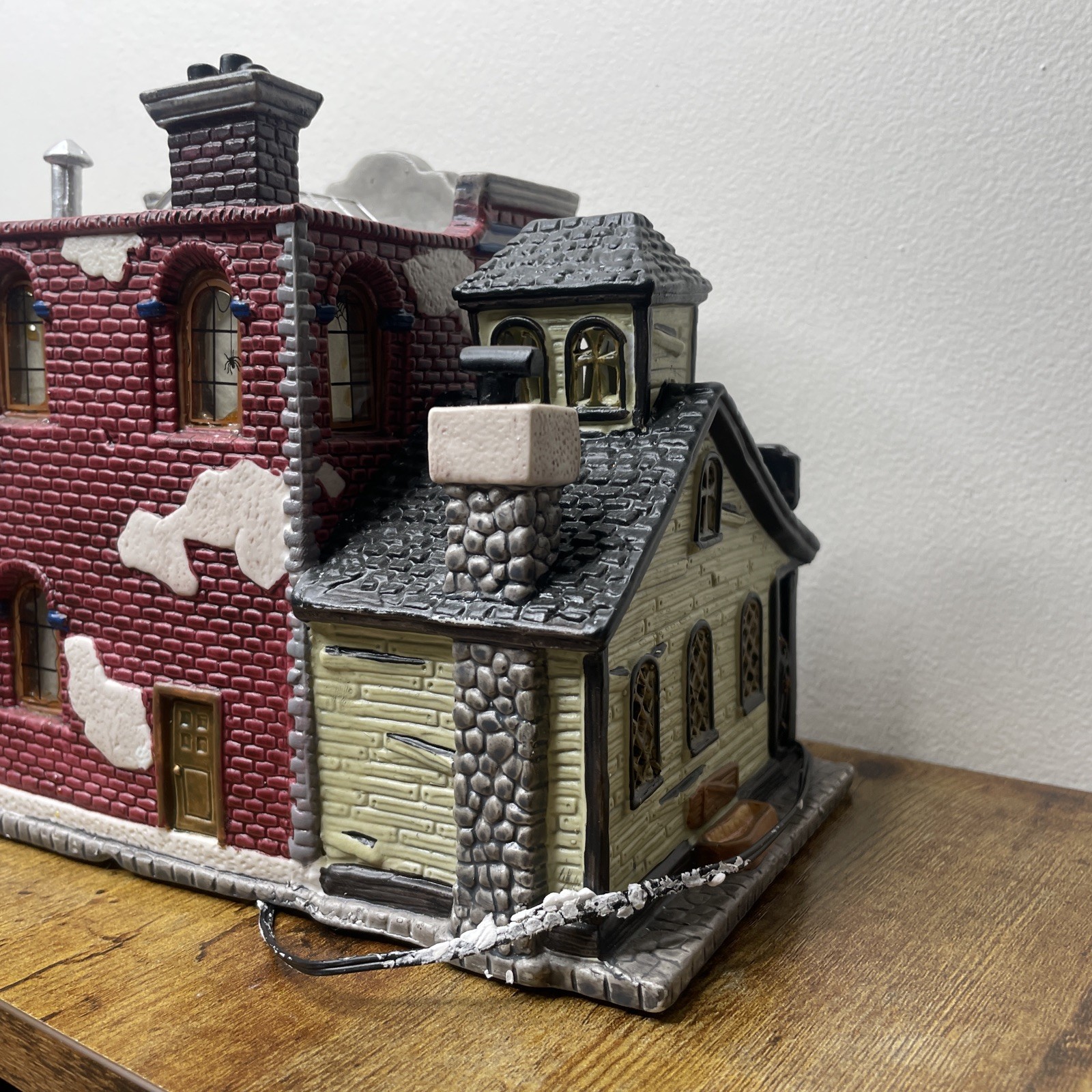 LEMAX Spooky Town Dragon’s Breath Costume Shop 2000 Halloween Village