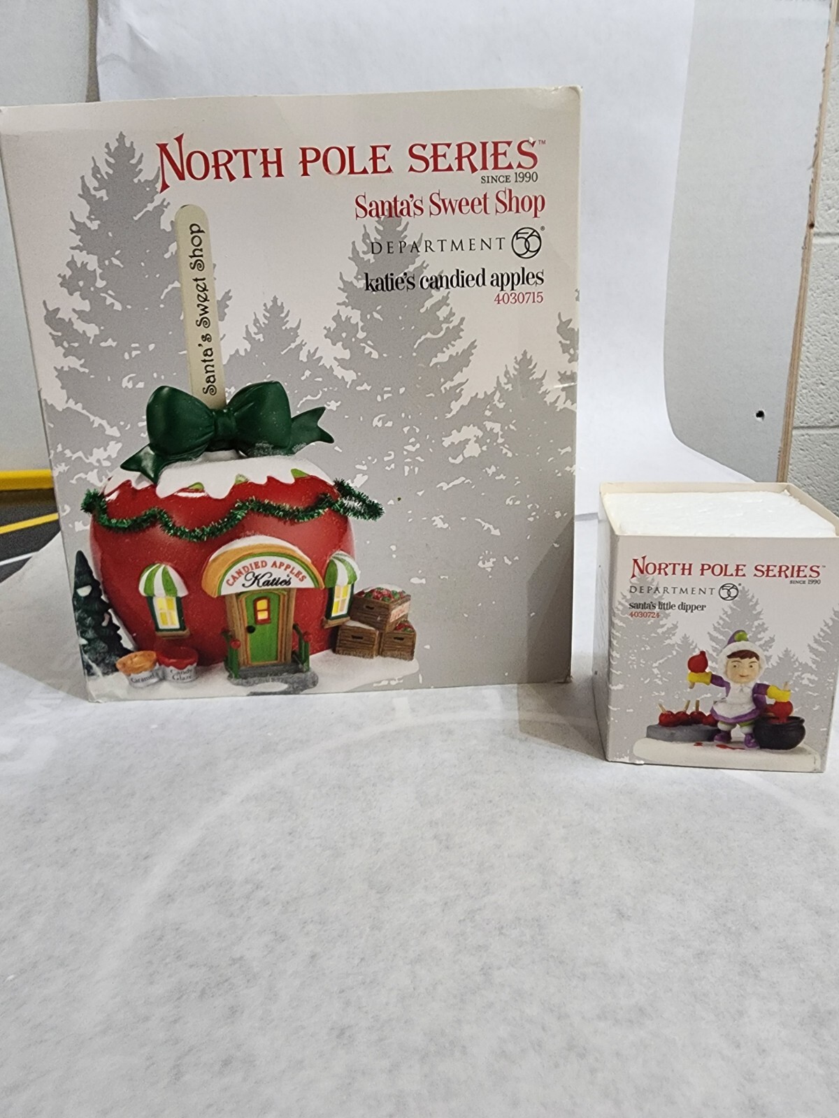 DEPT 56 NORTH POLE Village KATIE’S CANDIED APPLES+Matching Santa’s Little Dipper