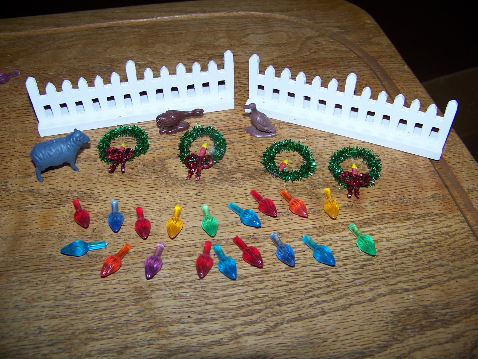 Mixed Lot Christmas Village Fences Wreaths Farm Animals & Craft Bulbs Hong Kong