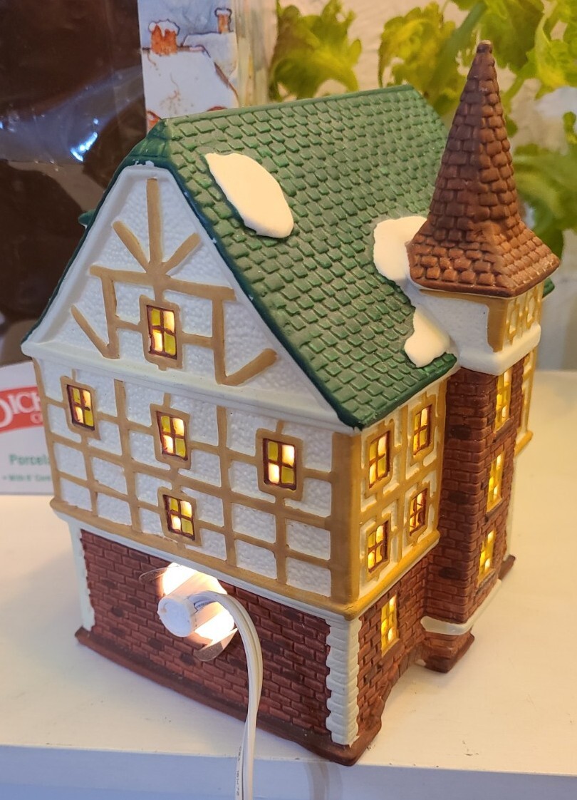 Lighted 3-Story House “GND” 7 5/8″H 5″W 6″D Detailed HP PORCELAIN 1998 NOMA