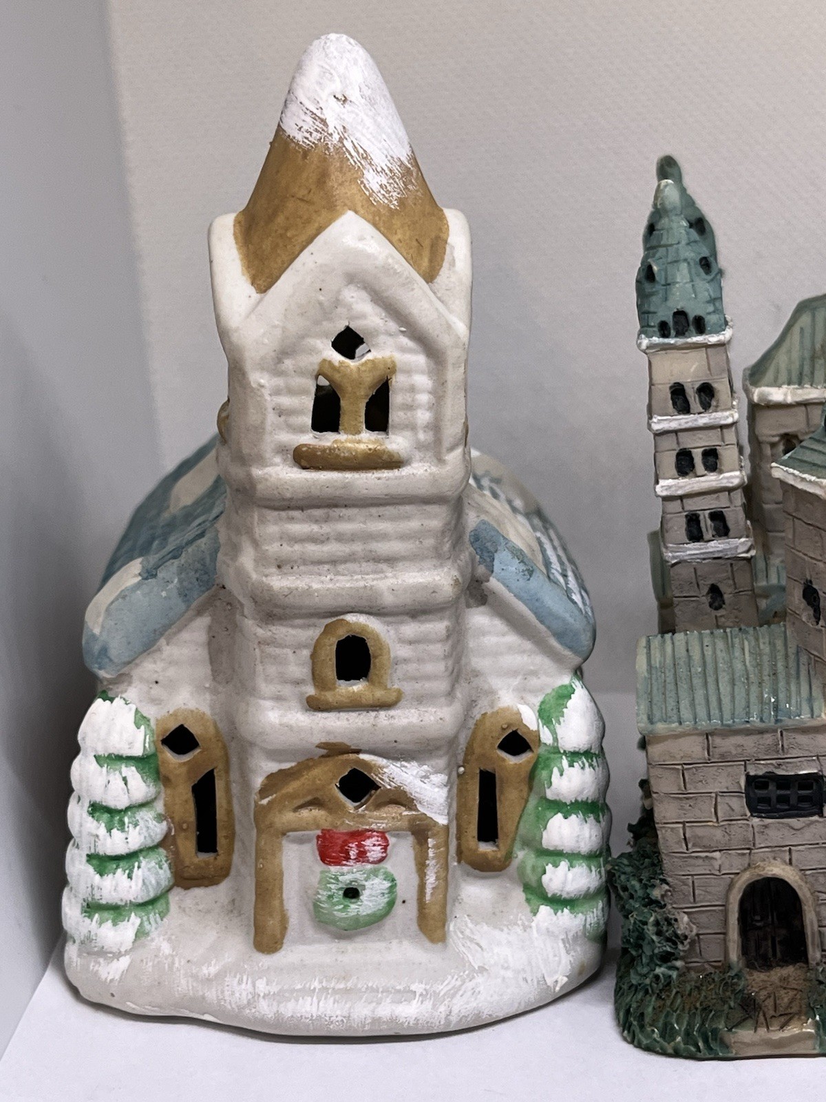 Christmas churches x 3 village display multicolor dimentions in photo’s vguc