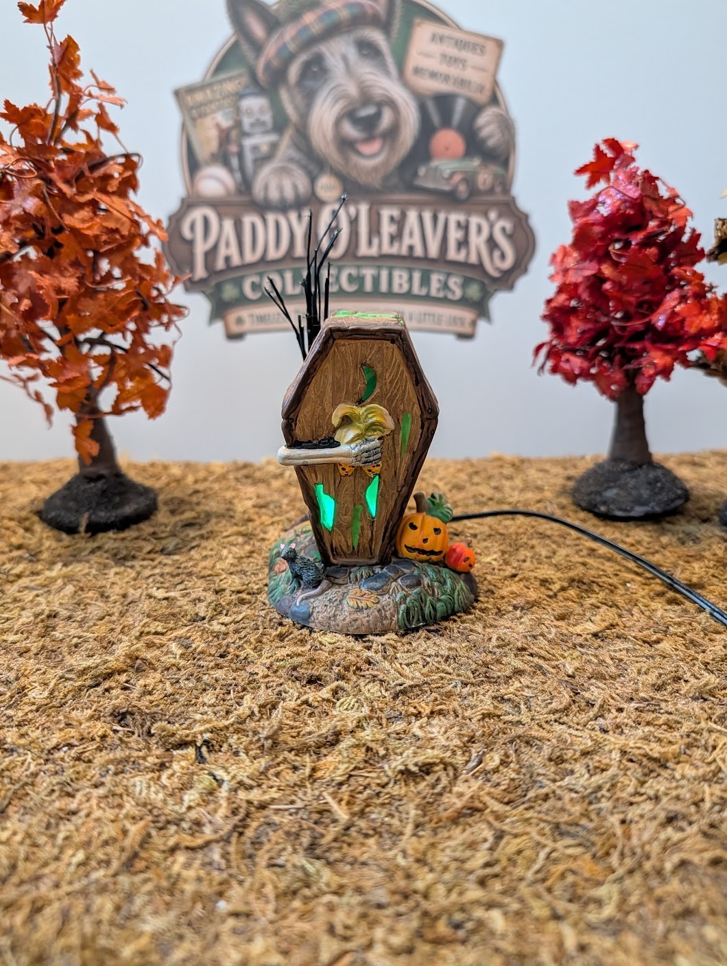 Dept 56 Halloween – Village accessories – Dying to Get in Outhouse