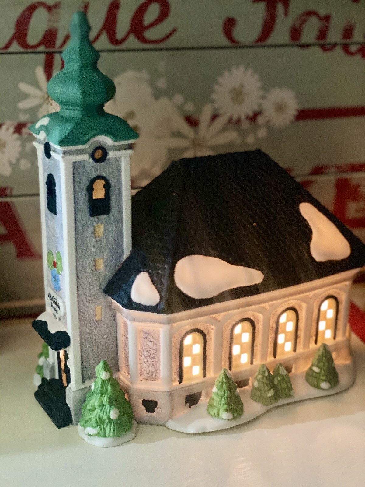 Retired Dept 56 “St Nikolaus Kirche” Hand Painted Porcelain Church w/Box# 5617-0