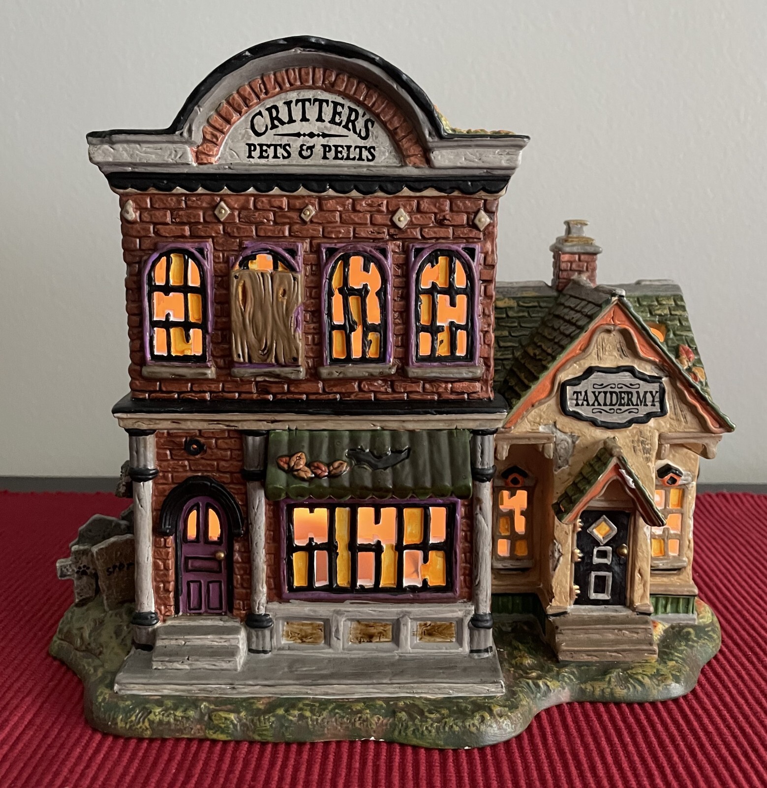 Critter’s Pets & Pelts Dept 56 Halloween Lighted and Sounds Tested Works No Sign