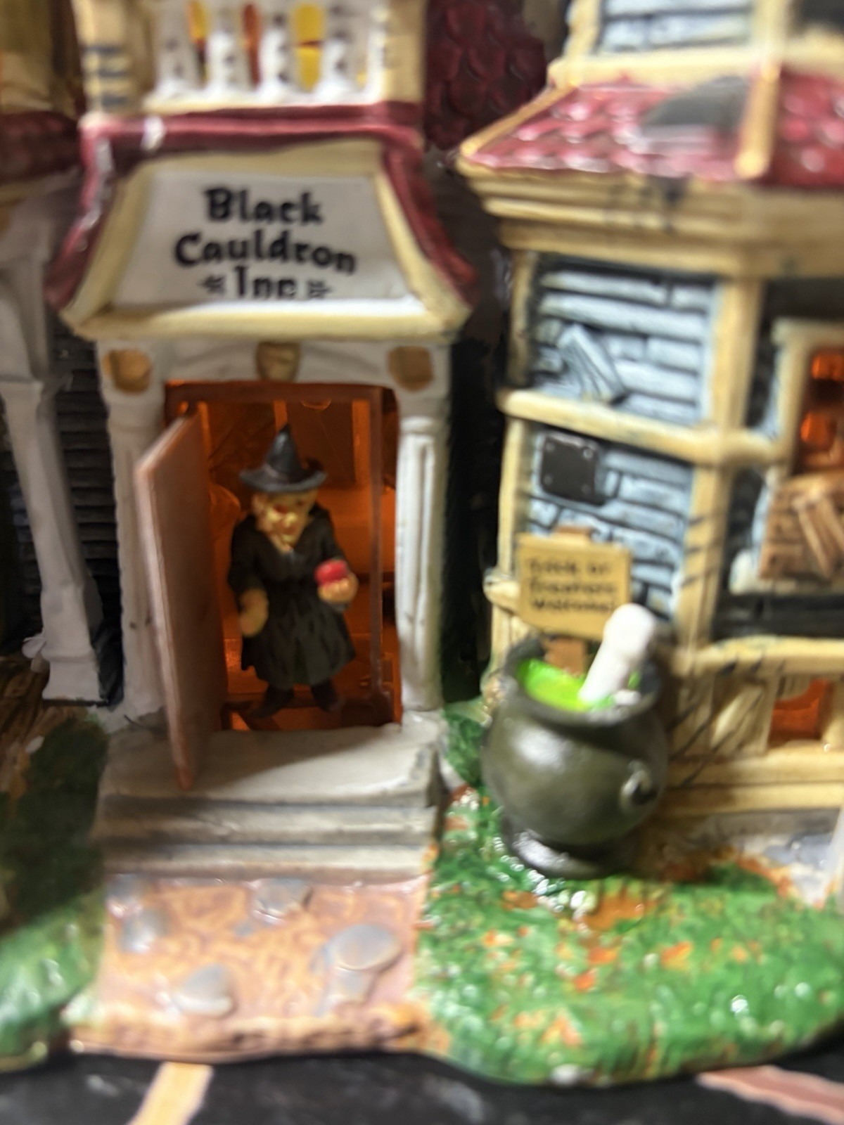 Lemax Spooky Town Black Cauldron Inn 2002 Retired Halloween Lighted House