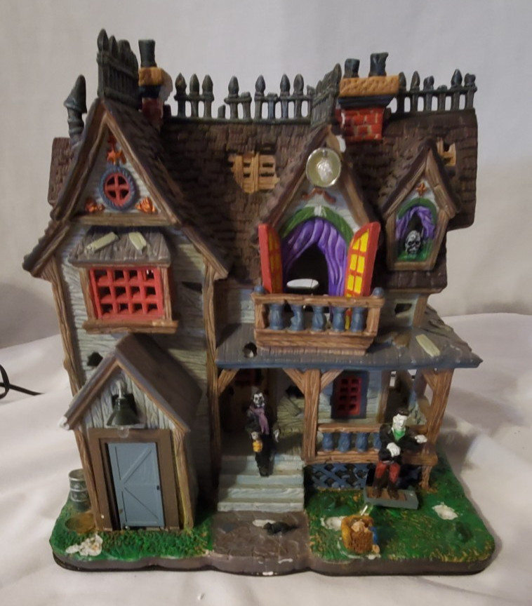 LEMAX Spooky Town Boogiemen’s Hangout Halloween Lighted Building – Damaged