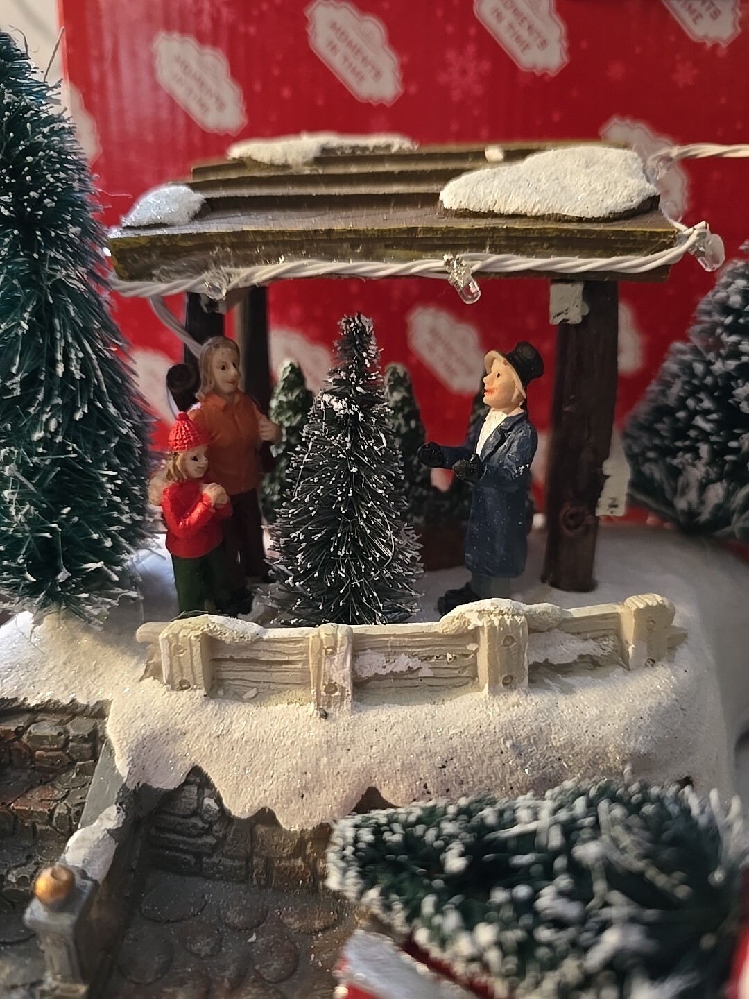 Moment In Time Musical & Lighted Old Fashion Christmas Tree Lot….Motion