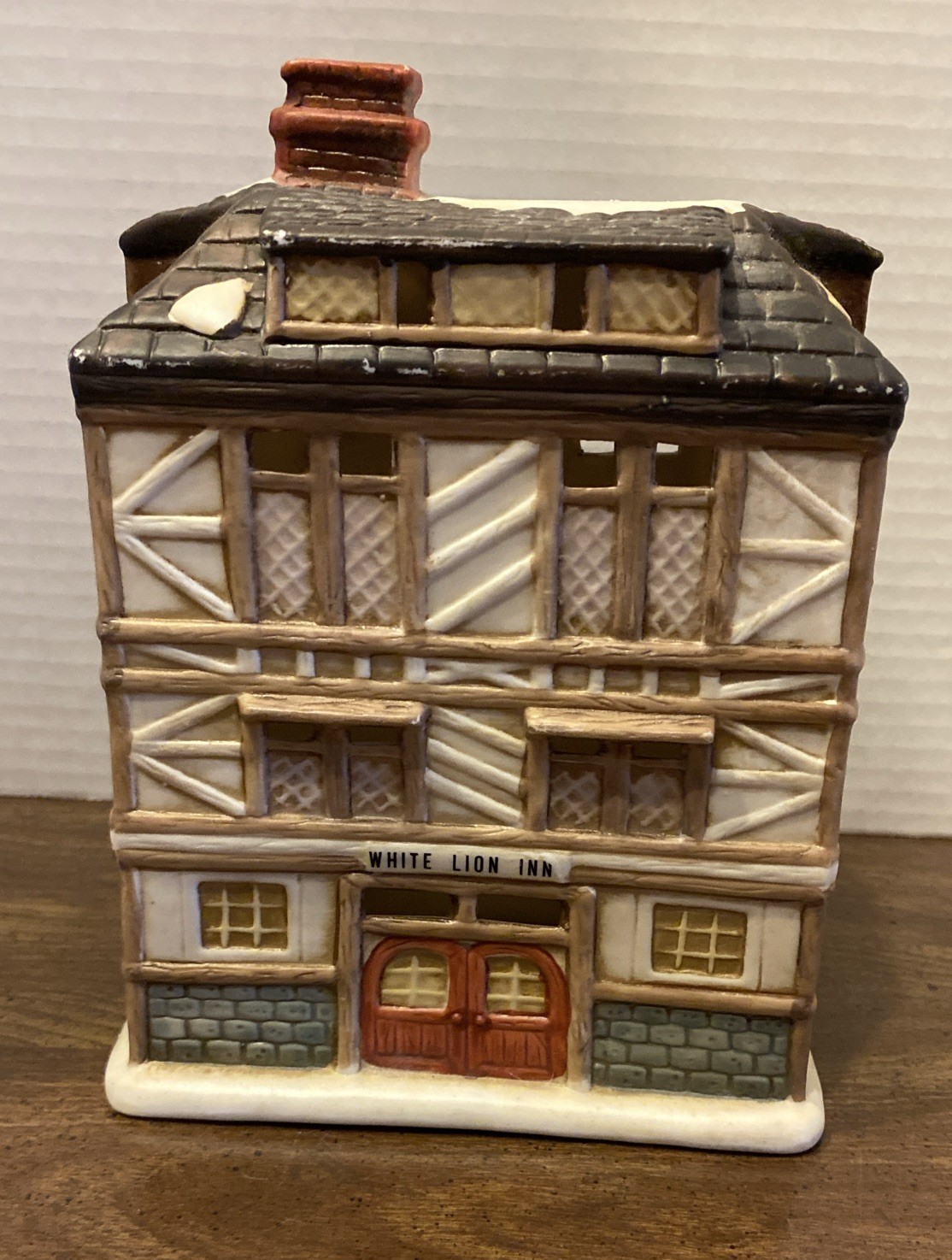 Vintage 1989 Brinn’s Village White Lion Inn- No Cord 7 1/2” Tall X 5” Wide
