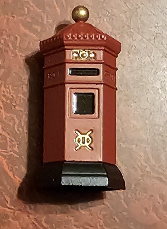 Dept 56 Village Accessories English Post Box Hand Painted Item #5805-0 New boxed