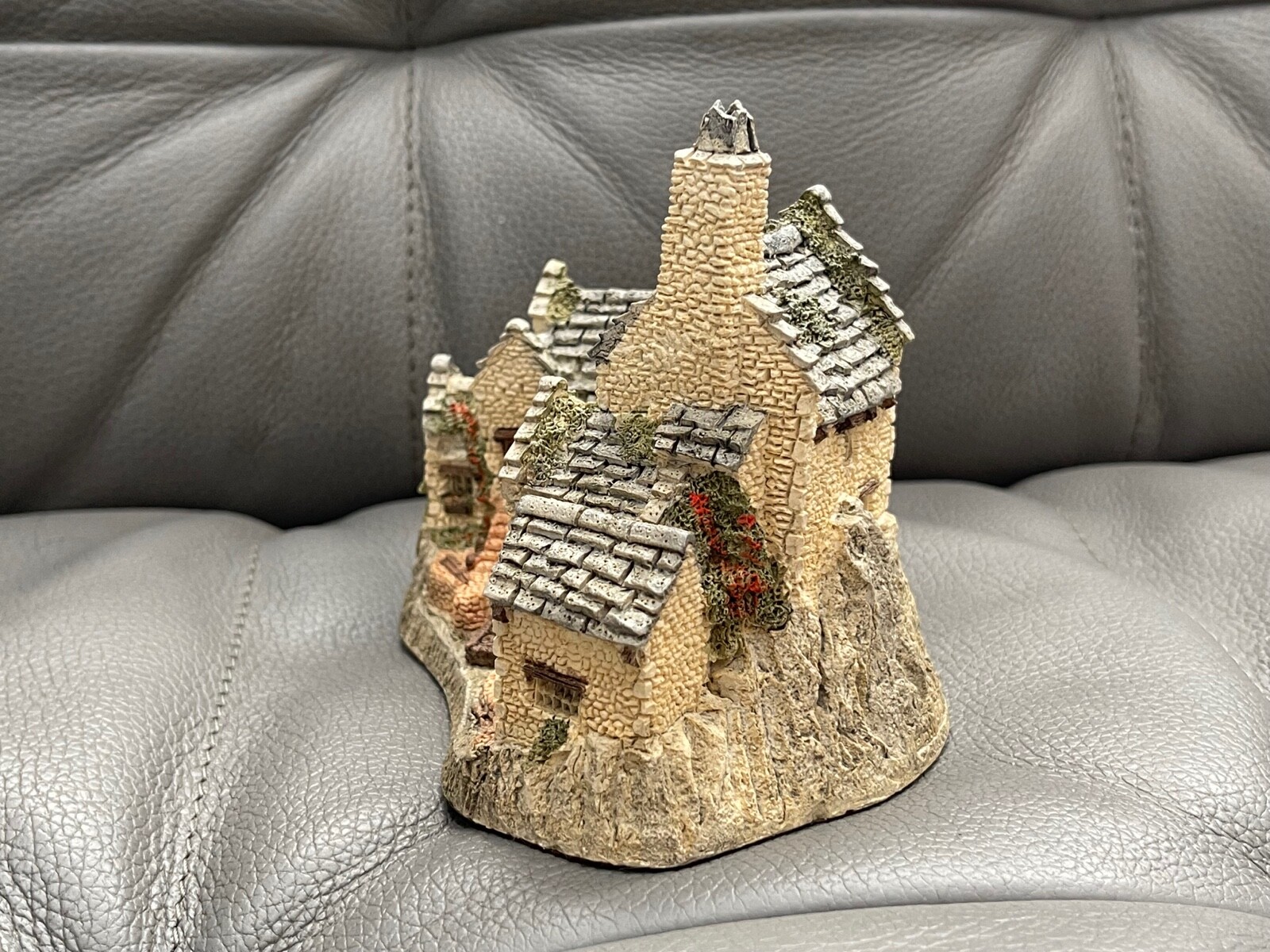 Vintage 1983 David Winter Cottages John Hine Fisherman’s Wharf Figurine