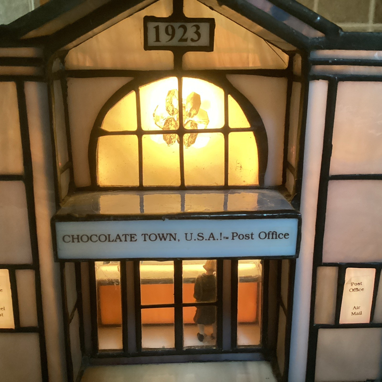 HERSHEY STAINED GLASS -Chocolate Town 1996-post Office – 3 Lights-RUDY BROS.