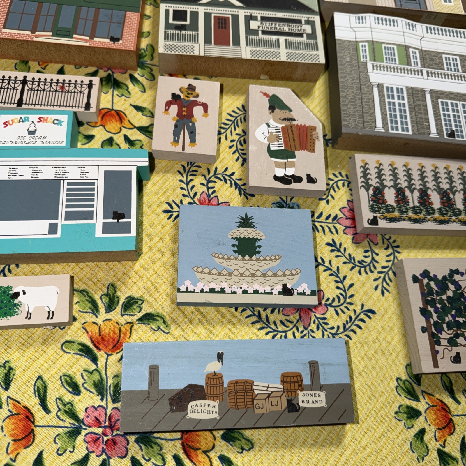 Cat’s Meow Village Vtg Lot of 42 Wood Figurine Shelf Sitters Trees Amish PA OH