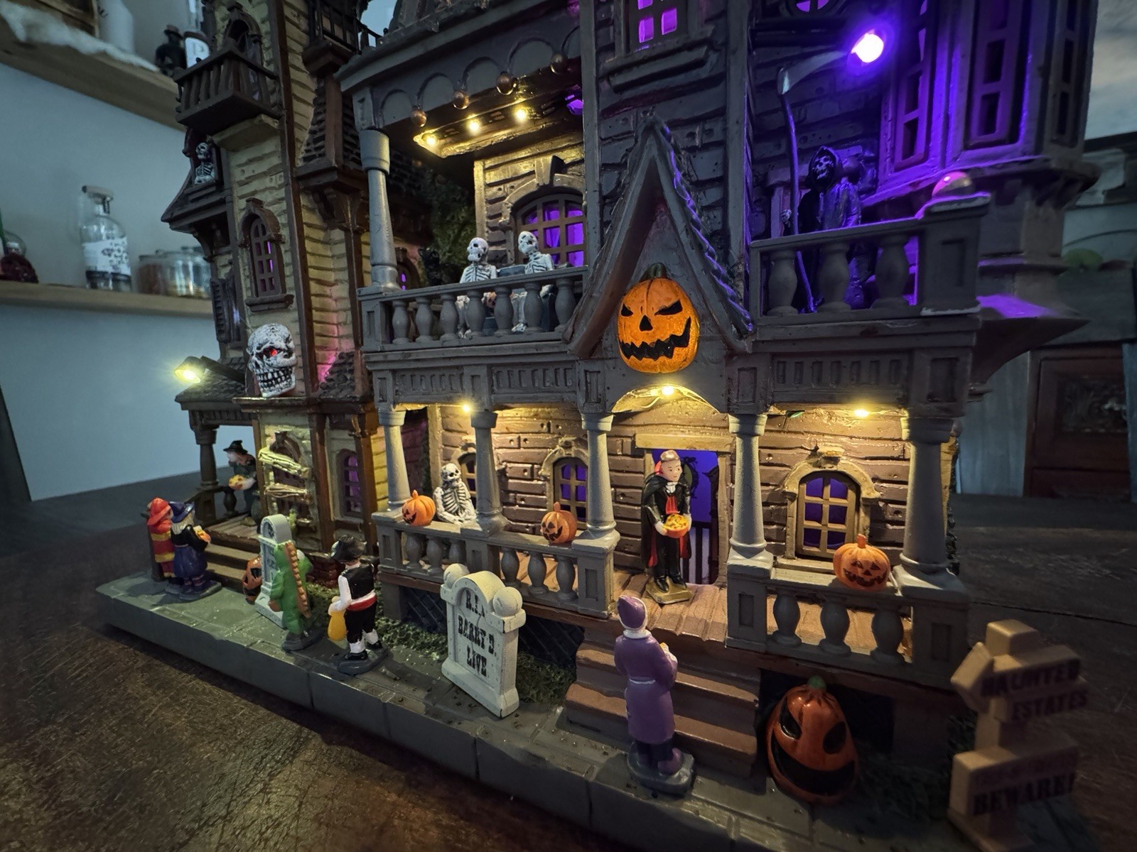 Lemax Spooky Town Haunted Estates 2023 (WALL HANGING)