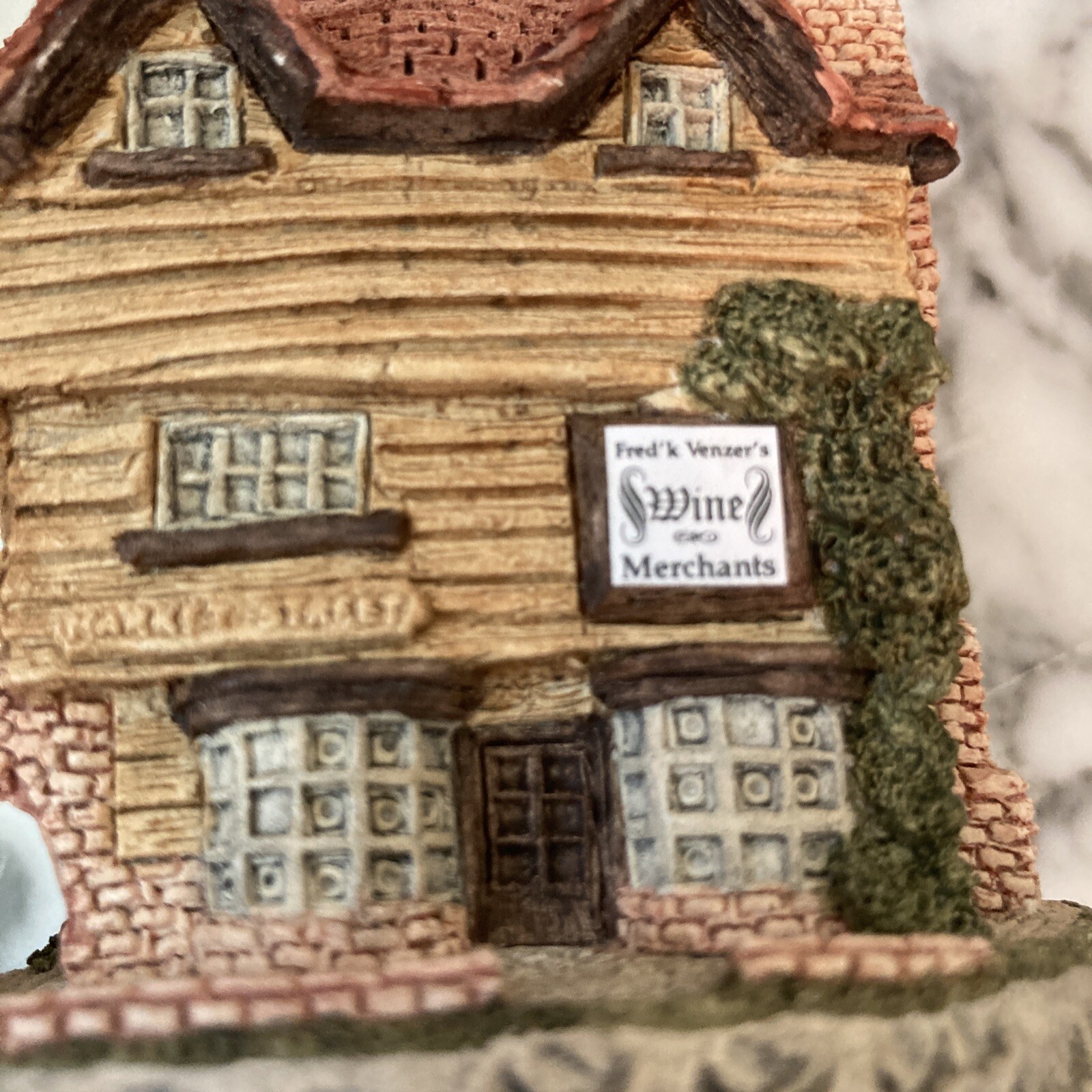 David Winter Cottage “Wine Merchant” 1980 Original Box & Certificate Vintage