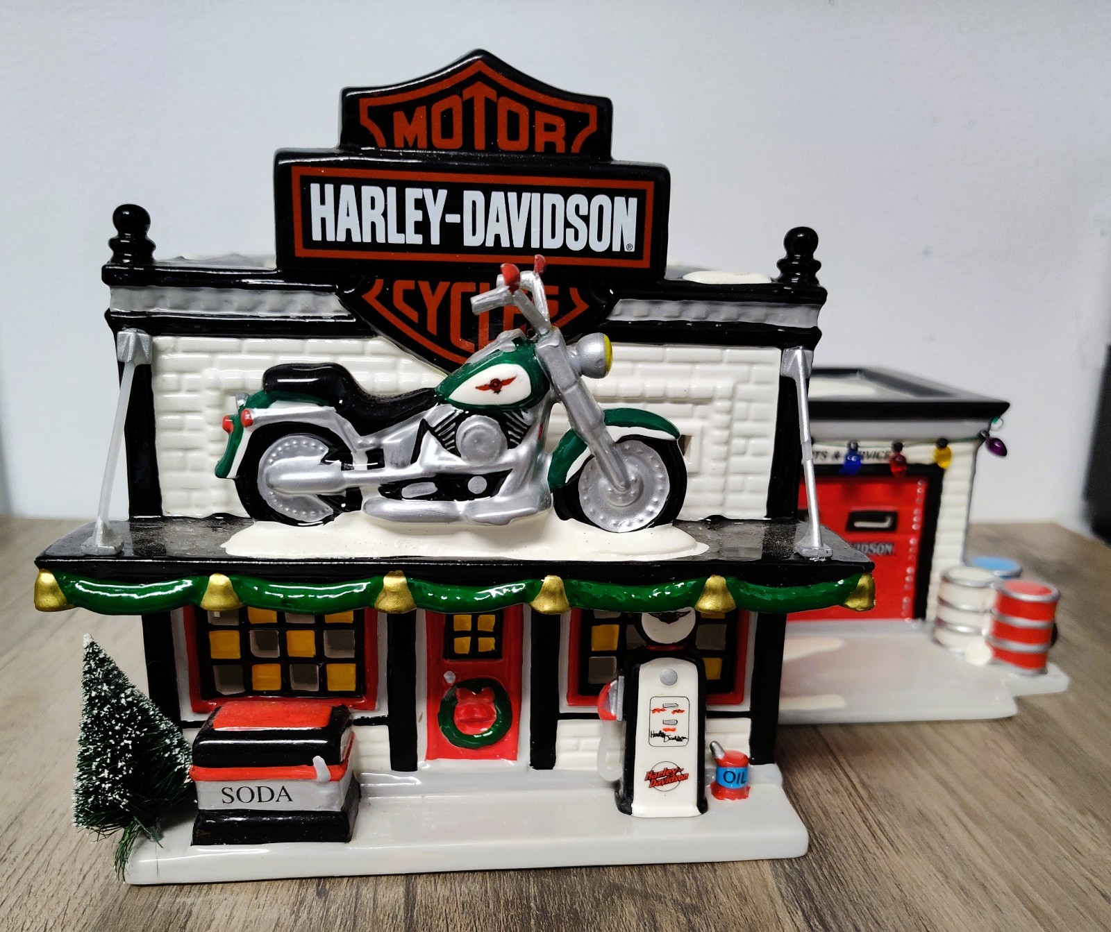 1998 Dept 56 Original Snow Village Harley-Davidson Motorcycle Shop #54886 In Box