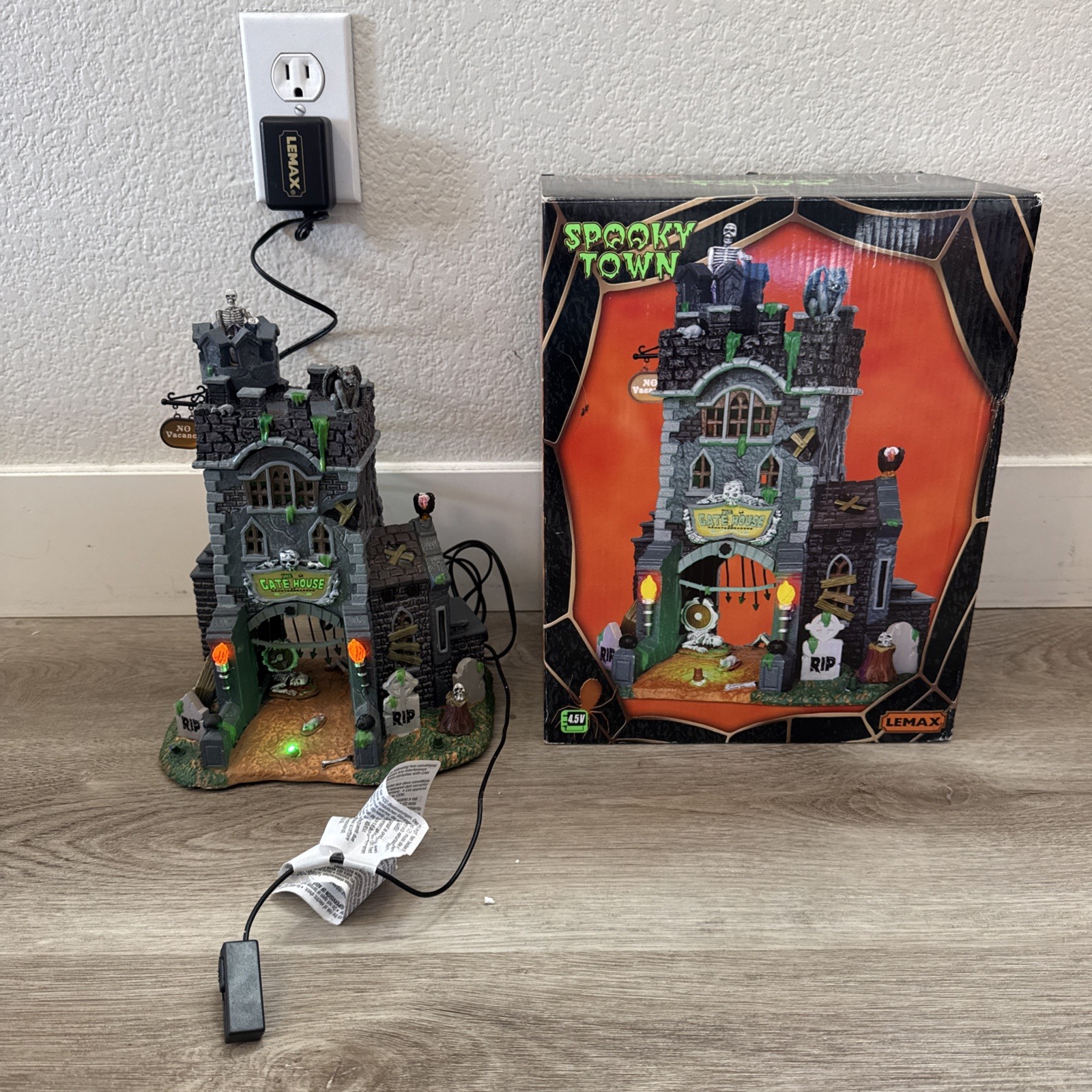 Lemax Spooky Town #45663 2015 The Gate House At Haunted Meadows Clean Tested