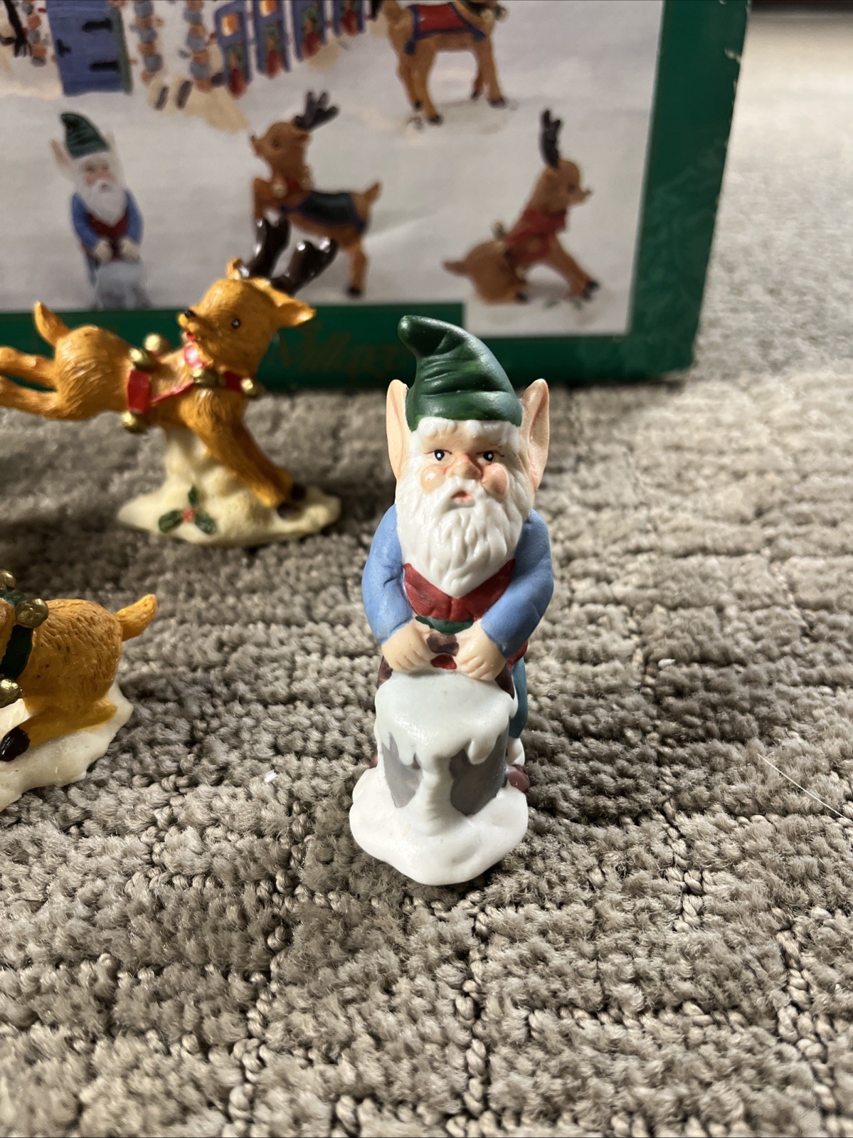 Christmas On main street Reindeer Stable Elf 7 Pc Vintage Village Rare Read