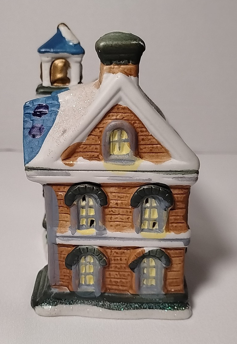 2004 Village Christmas School w/Window Decoration