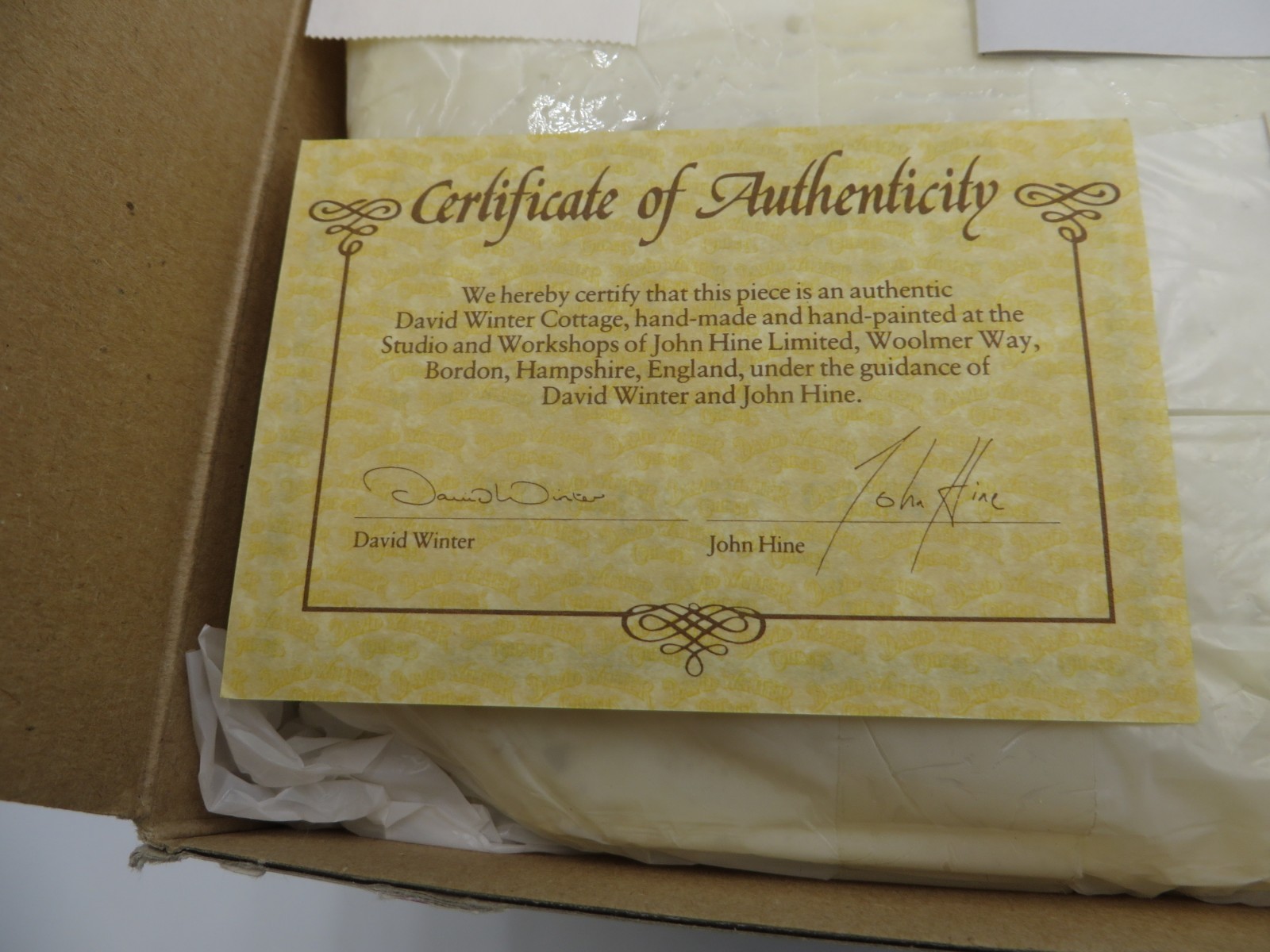 1983 David Winter Cottage Hertford Court Display COA Original Box Rare