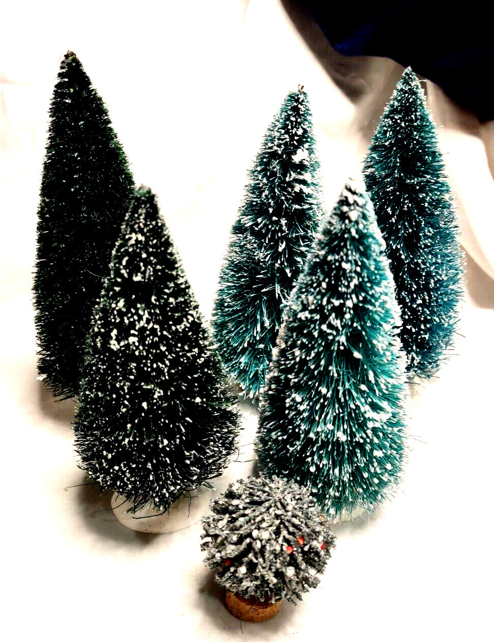 5 Xmas Bottle Brush Trees Green 5″ – 6″ for Train or Village + 2″ Bush Flocked